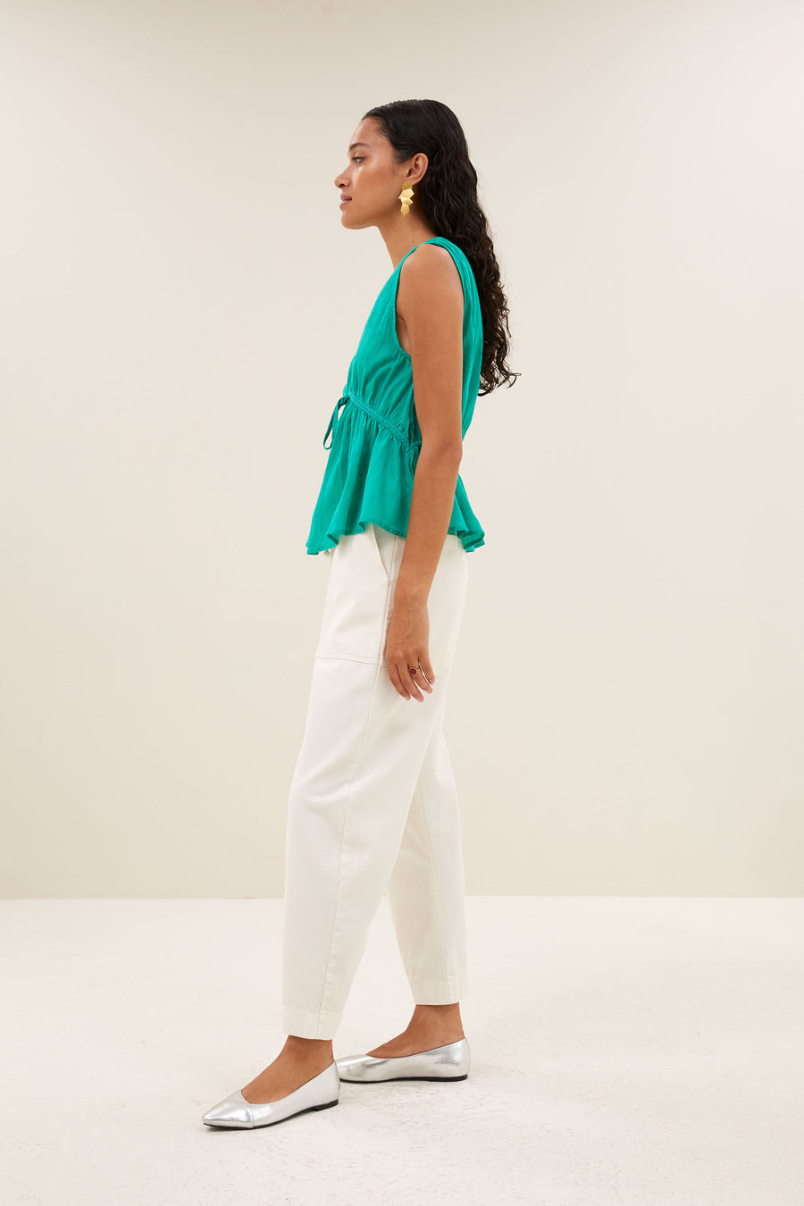 meryl-dobby-top-lucky-green-met strikceintuur-korte fit-v-halslijn-by-bar-zijaanzicht