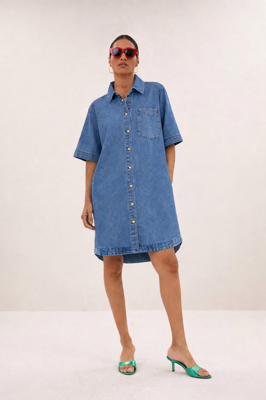 lexia-denim-dress-medium-denim-knoopsluiting-casual fit-katoen kwaliteit-by-bar-vooraanzicht