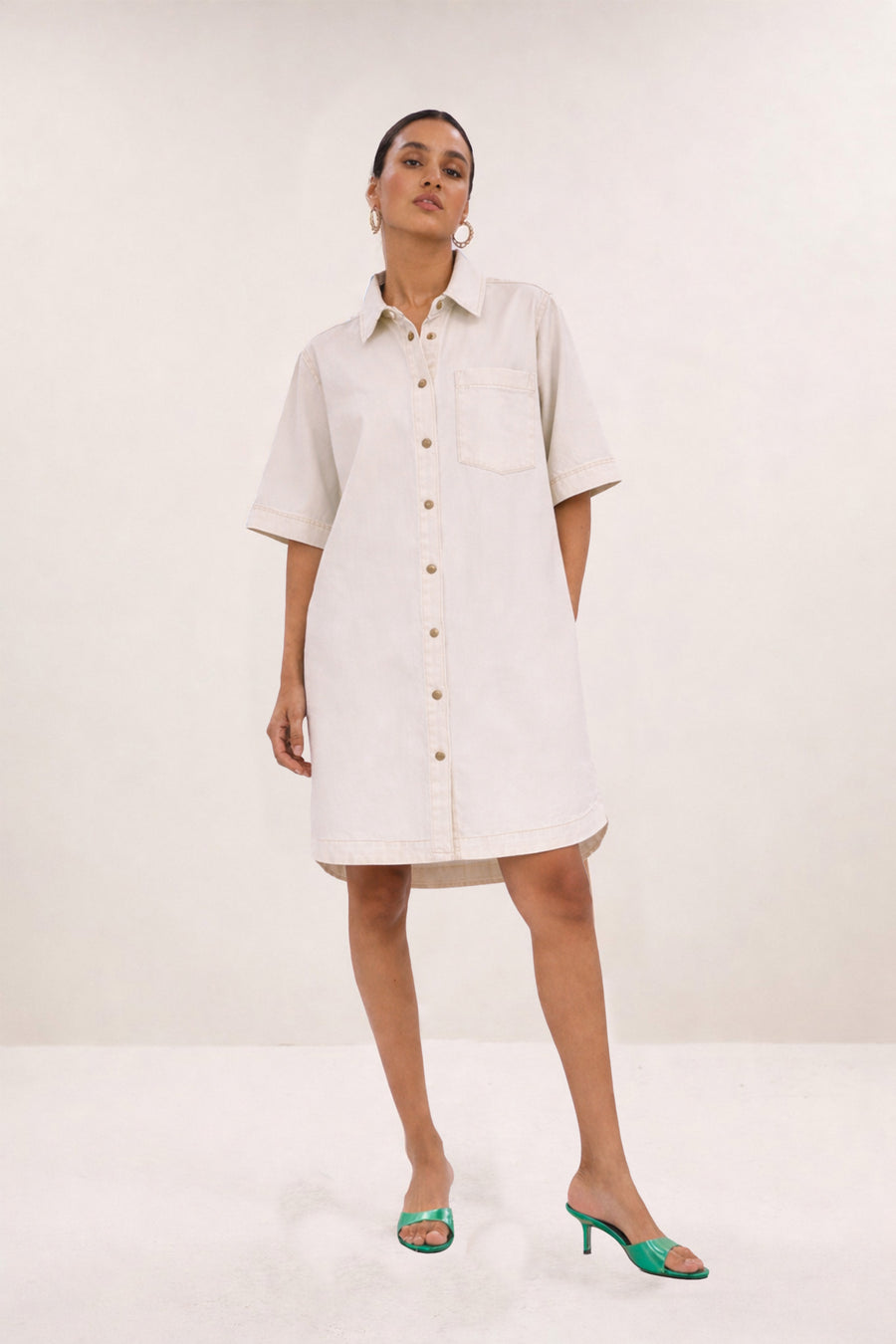 lexia-twill-dress-cloud-white-casual fit-katoen kwaliteit-losvallende pasvorm-by-bar-vooraanzicht