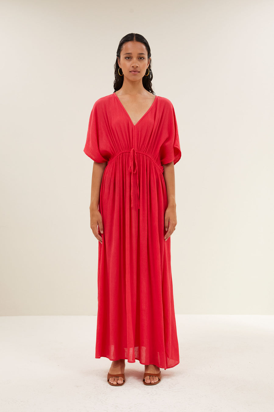 long-dress-lollipop-casual fit-losvallende pasvorm-v-halslijn-by-bar-vooraanzicht