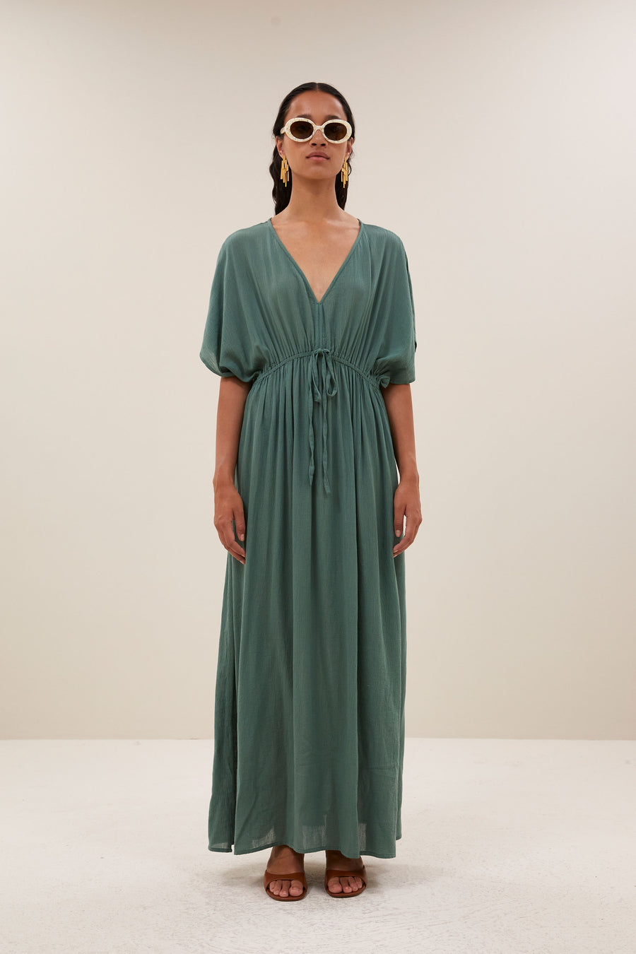 long-dress-forest-night-casual fit-losvallende pasvorm-v-halslijn-by-bar-sfeerbeeld