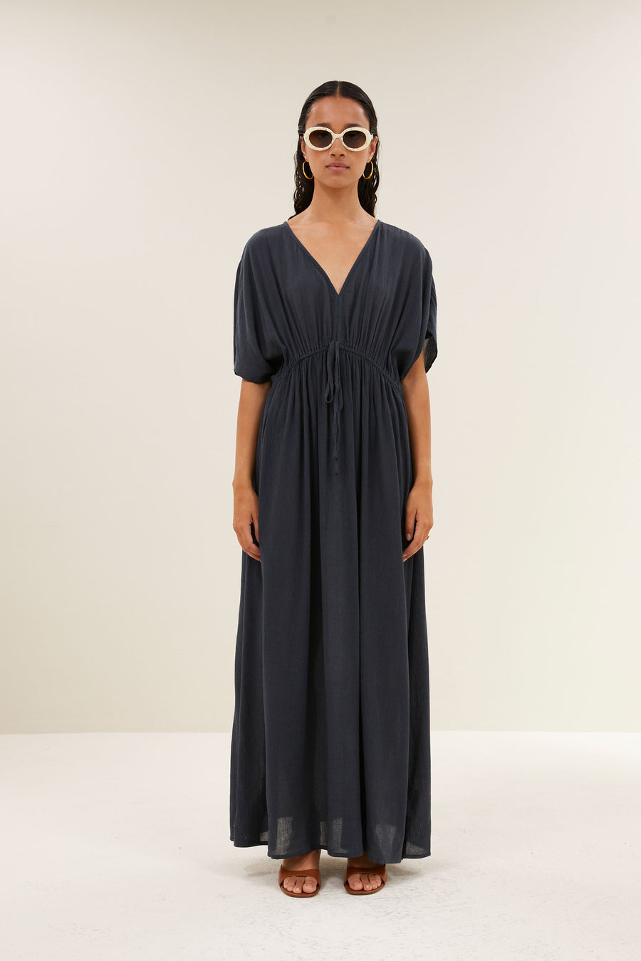long-dress-charcoal-casual fit-losvallende pasvorm-v-halslijn-by-bar-vooraanzicht