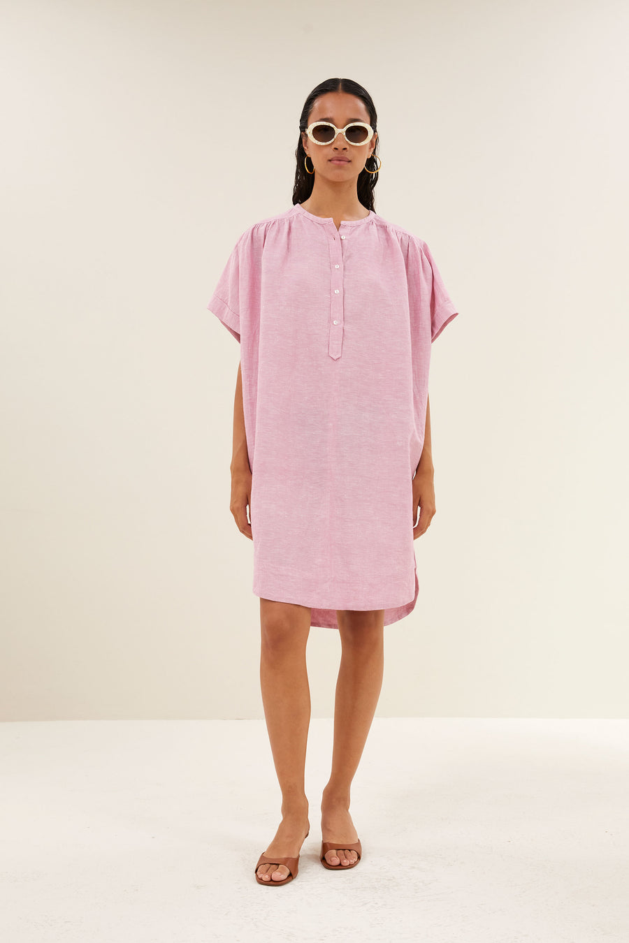 amber-linen-dress-dusty-pink-knoopsluiting-linnen kwaliteit-ronde halslijn-by-bar-vooraanzicht