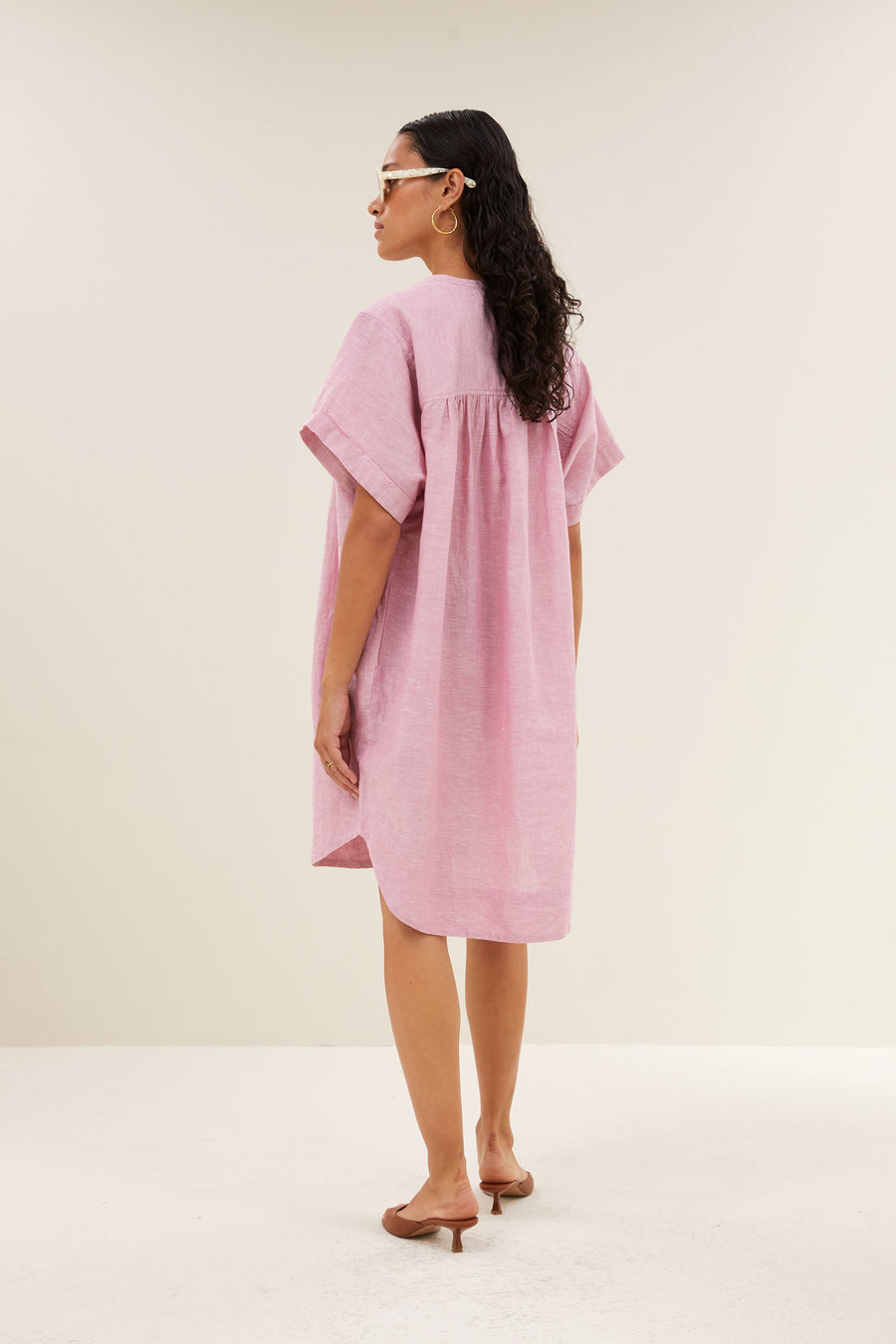 amber-linen-dress-dusty-pink-knoopsluiting-linnen kwaliteit-ronde halslijn-by-bar-achteraanzicht
