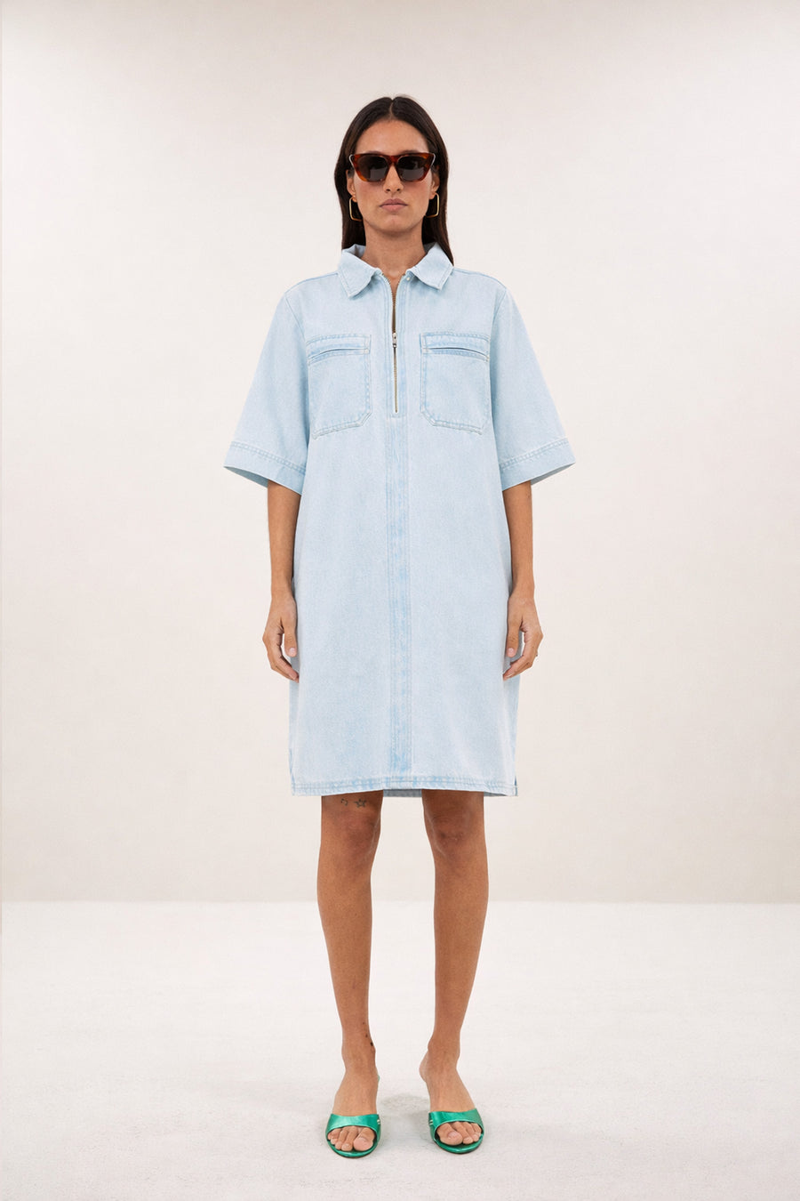 philipe-bleached-denim-dress-bleached-denim-casual fit-losvallende pasvorm-ritssluiting-by-bar-vooraanzicht