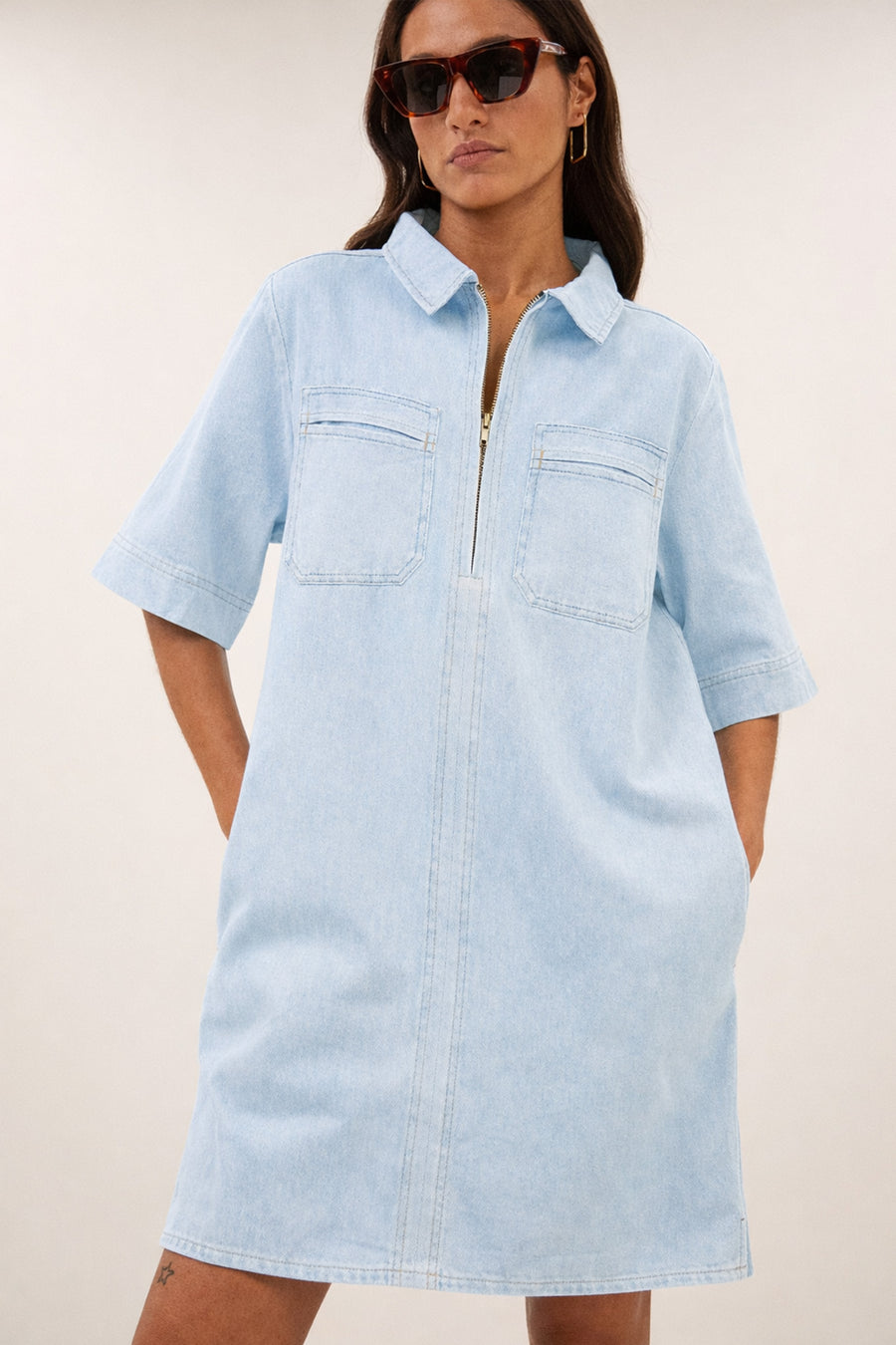 philipe-bleached-denim-dress-bleached-denim-casual fit-losvallende pasvorm-ritssluiting-by-bar-aanvullende-foto