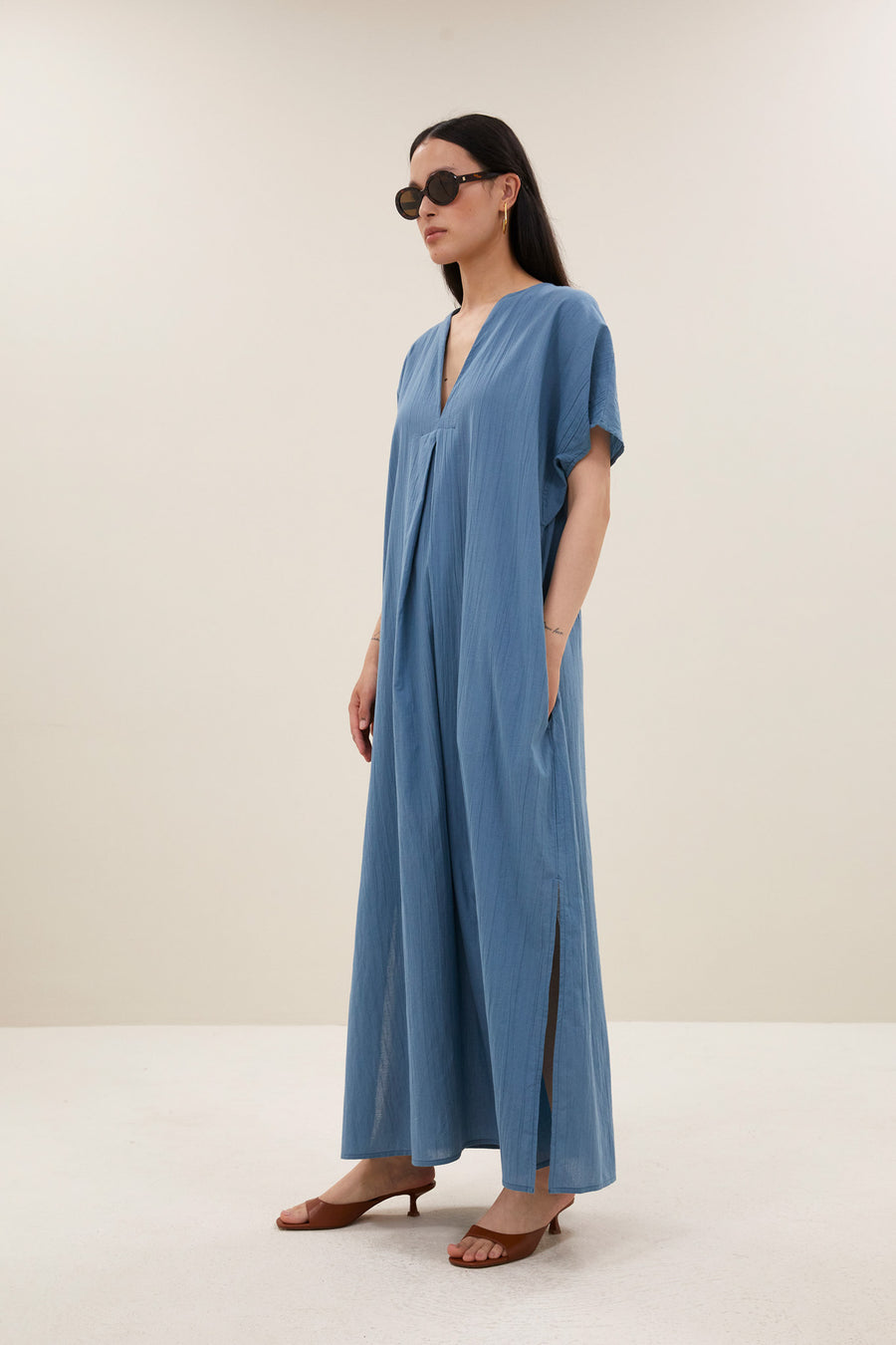 bali-dress-stone-blue-casual fit-losvallende pasvorm-v-halslijn-by-bar-zijaanzicht