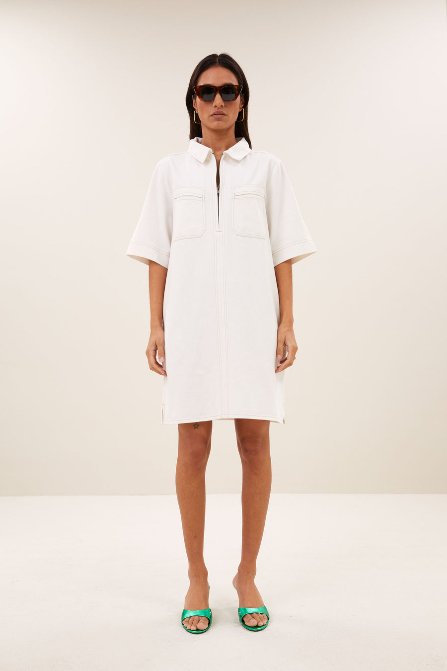philipe-twill-dress-cloud-white-all-time classic-katoen kwaliteit-losvallende pasvorm-by-bar-vooraanzicht