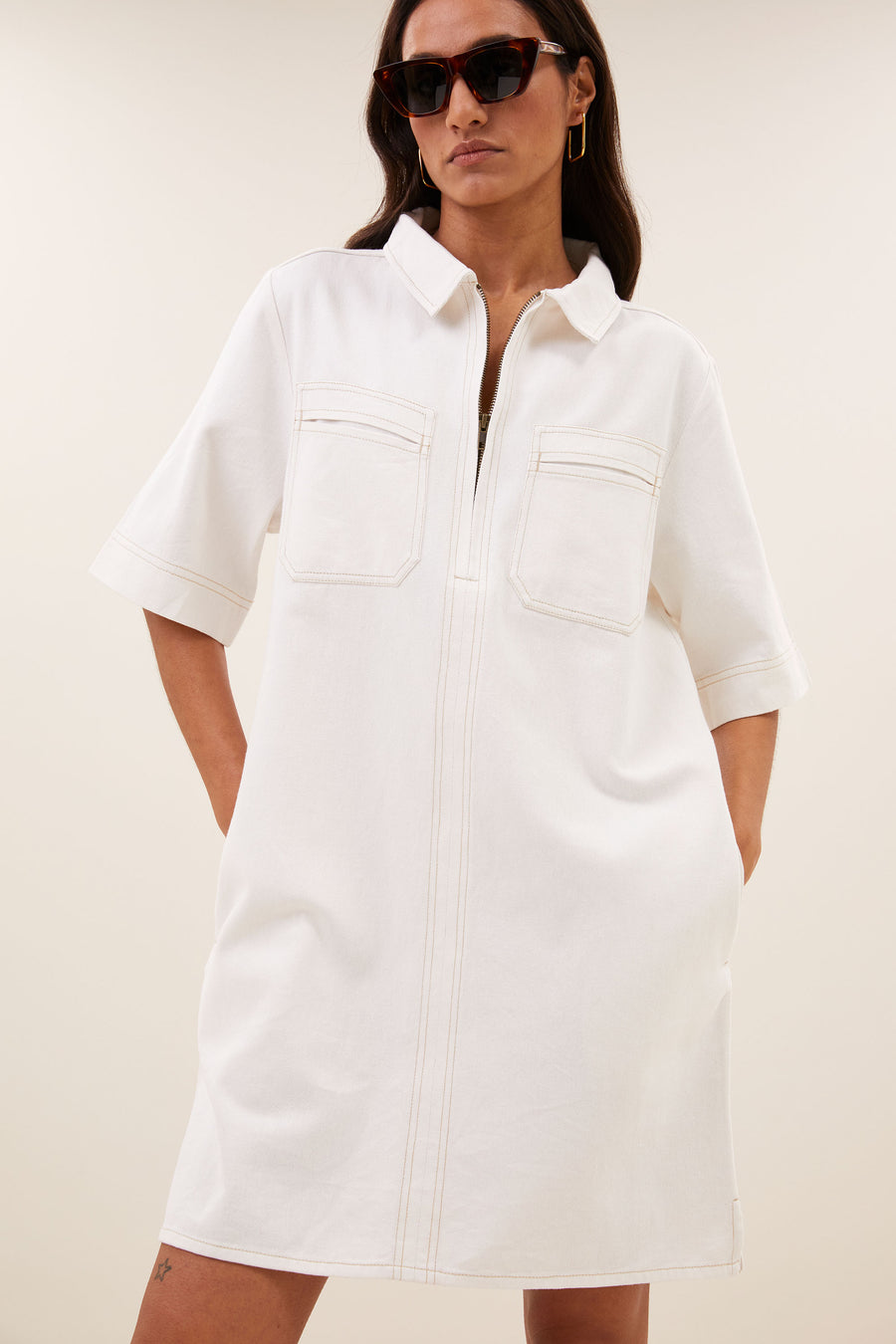 philipe-twill-dress-cloud-white-all-time classic-katoen kwaliteit-losvallende pasvorm-by-bar-detail