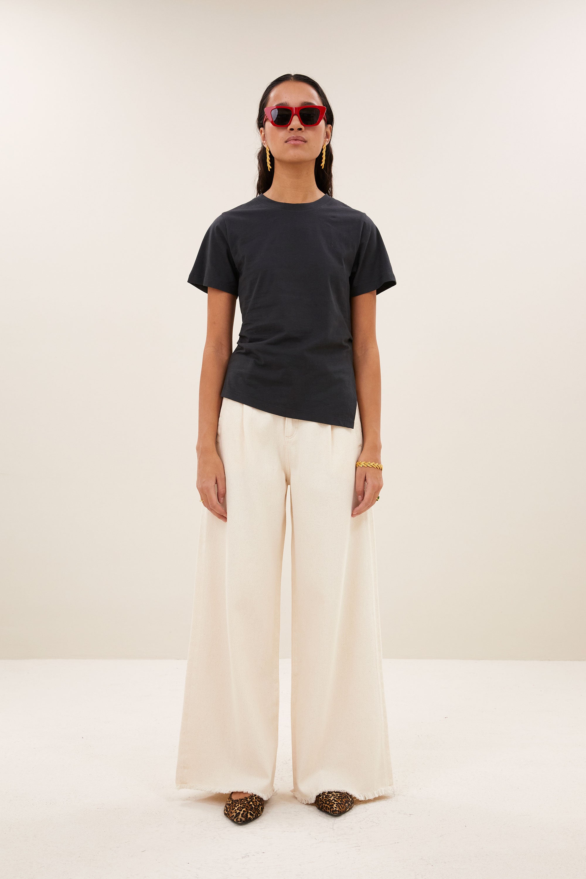 lux-grain-jeans-raw-white-normale taille-losvallende pasvorm-must-have essential-by-bar-sfeerbeeld