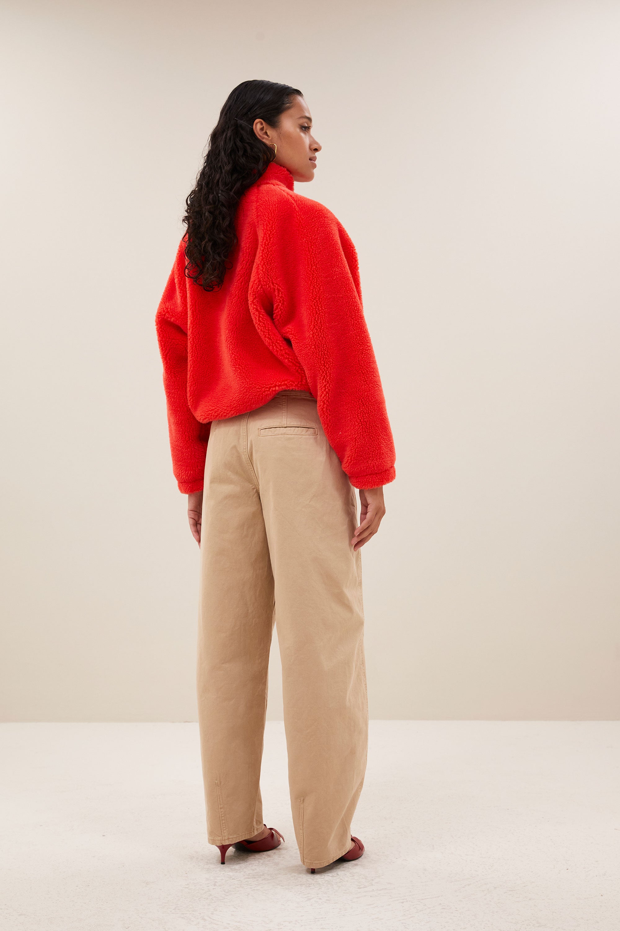 barth pants - tannin, comfy fit, cotton quality, zip and button closure - by-bar - back view