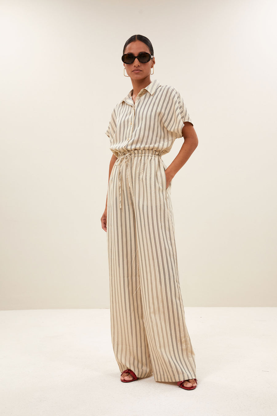 joan-seer-stripe-pants-jet-black-stripe-casual fit-hoge taille-losvallende pasvorm-by-bar-zijaanzicht