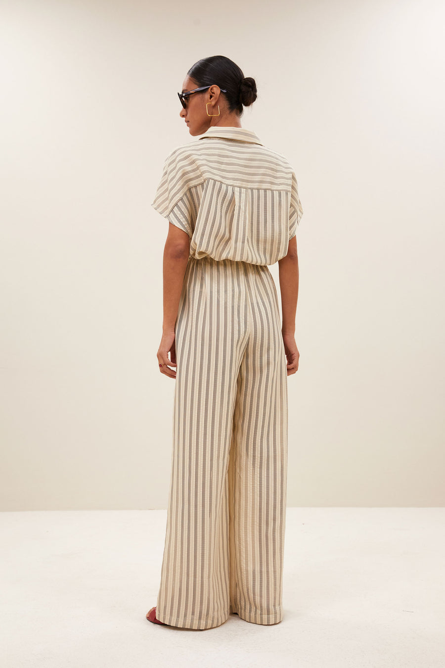 joan-seer-stripe-pants-jet-black-stripe-casual fit-hoge taille-losvallende pasvorm-by-bar-achteraanzicht
