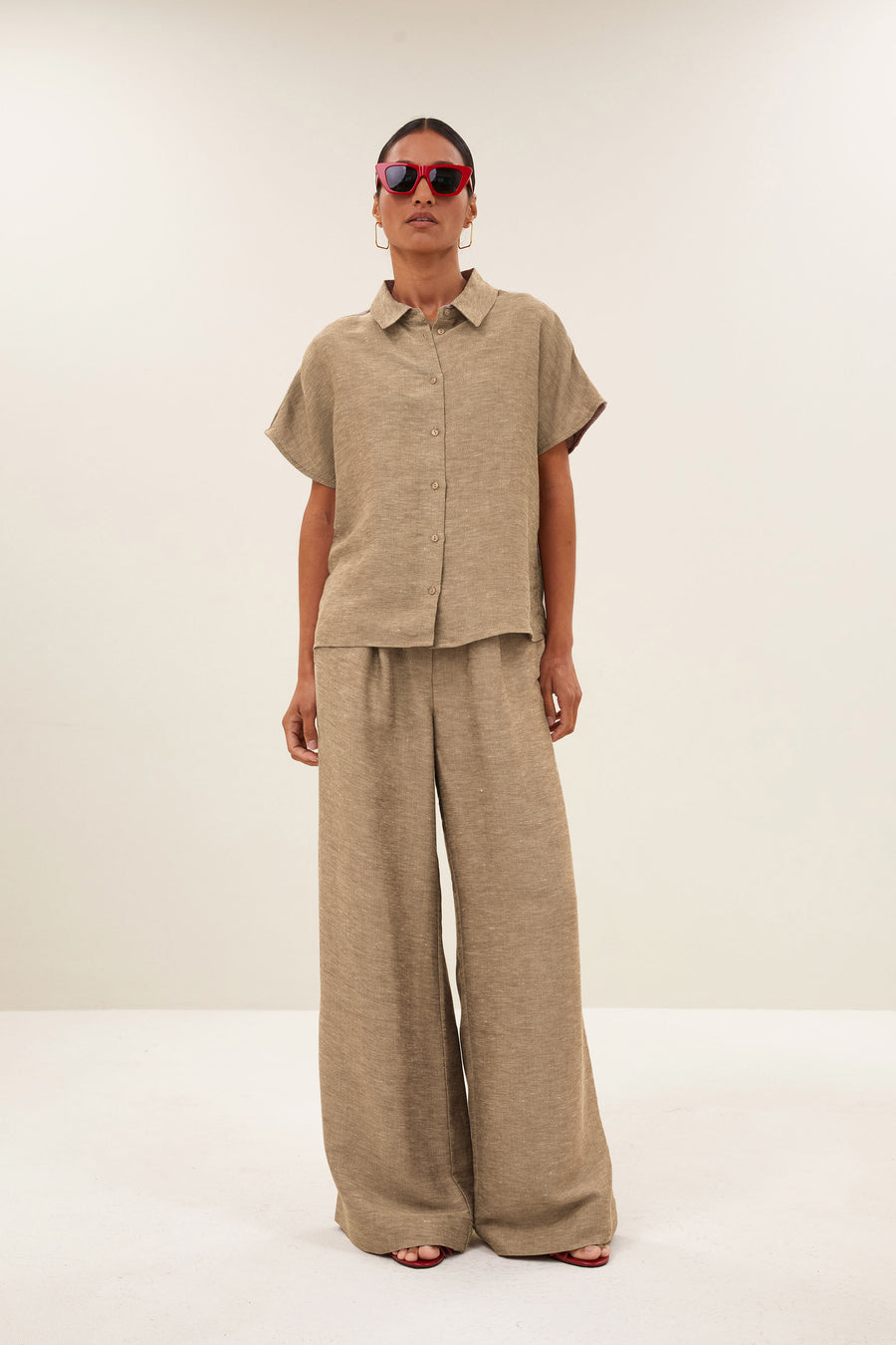 benji-gloss-pants-gold-1-elastieken band-losvallende pasvorm-geplooide details-by-bar-sfeerbeeld