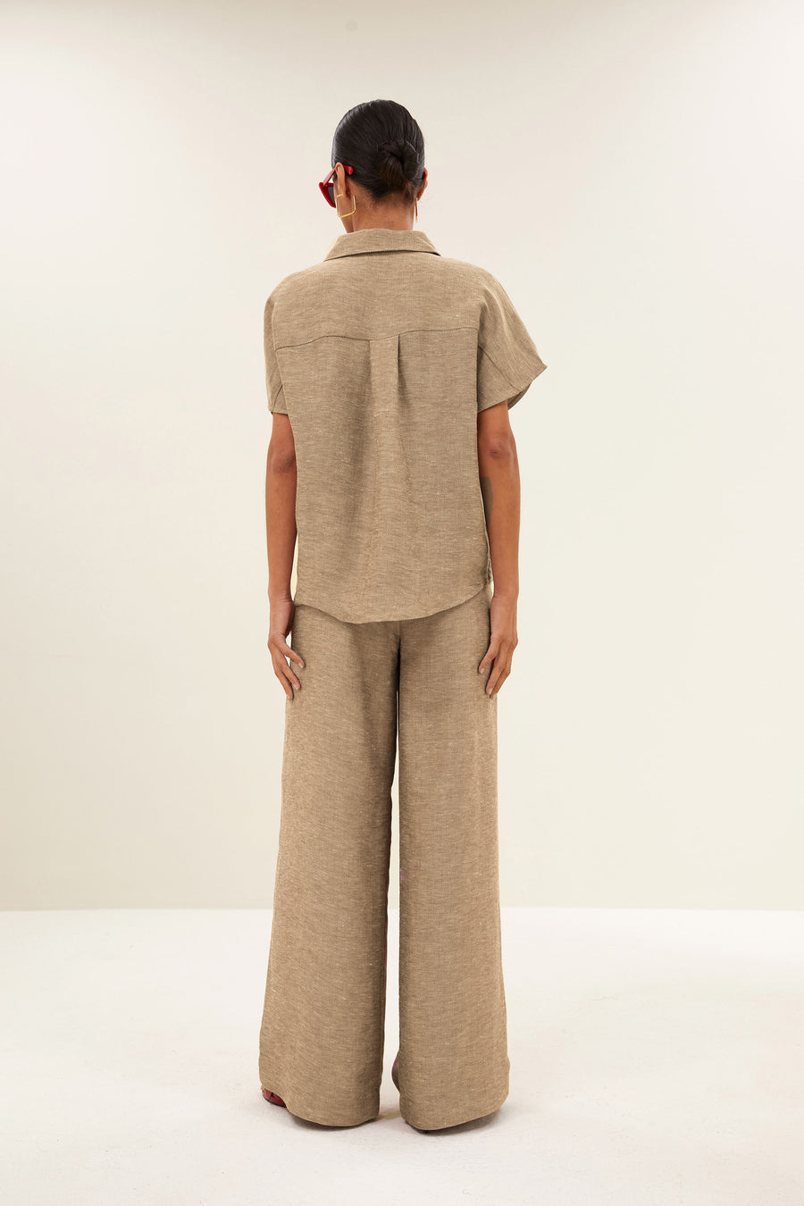 benji-gloss-pants-gold-1-elastieken band-losvallende pasvorm-geplooide details-by-bar-vooraanzicht