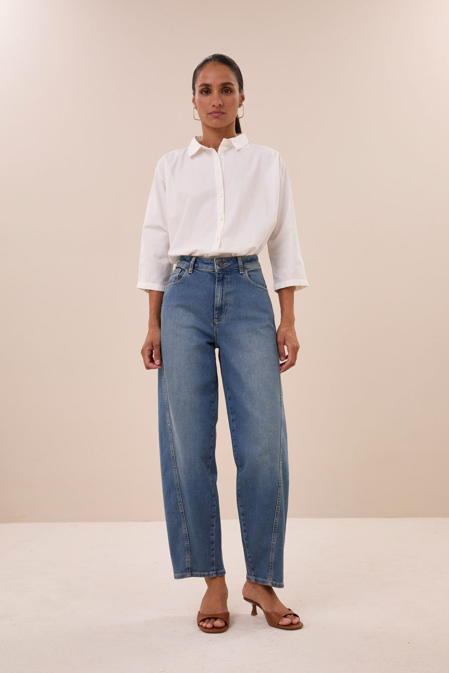 begum-mid-jeans-denim-normale taille-casual fit-biologisch katoen-by-bar-sfeerbeeld