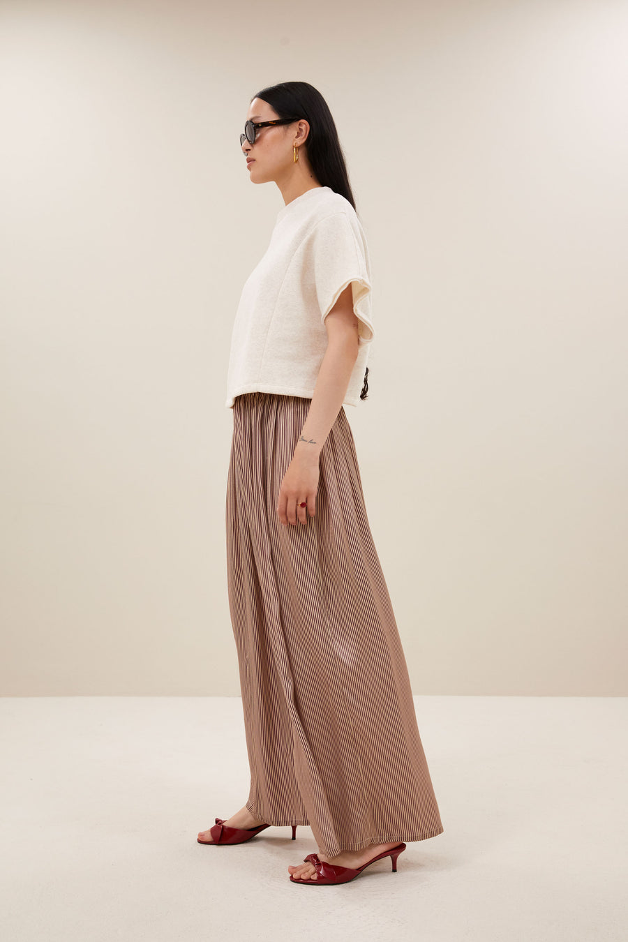 reva-viscose-stripe-skirt-wine-stripe-casual fit-losvallende pasvorm-viscose kwaliteit-by-bar-zijaanzicht