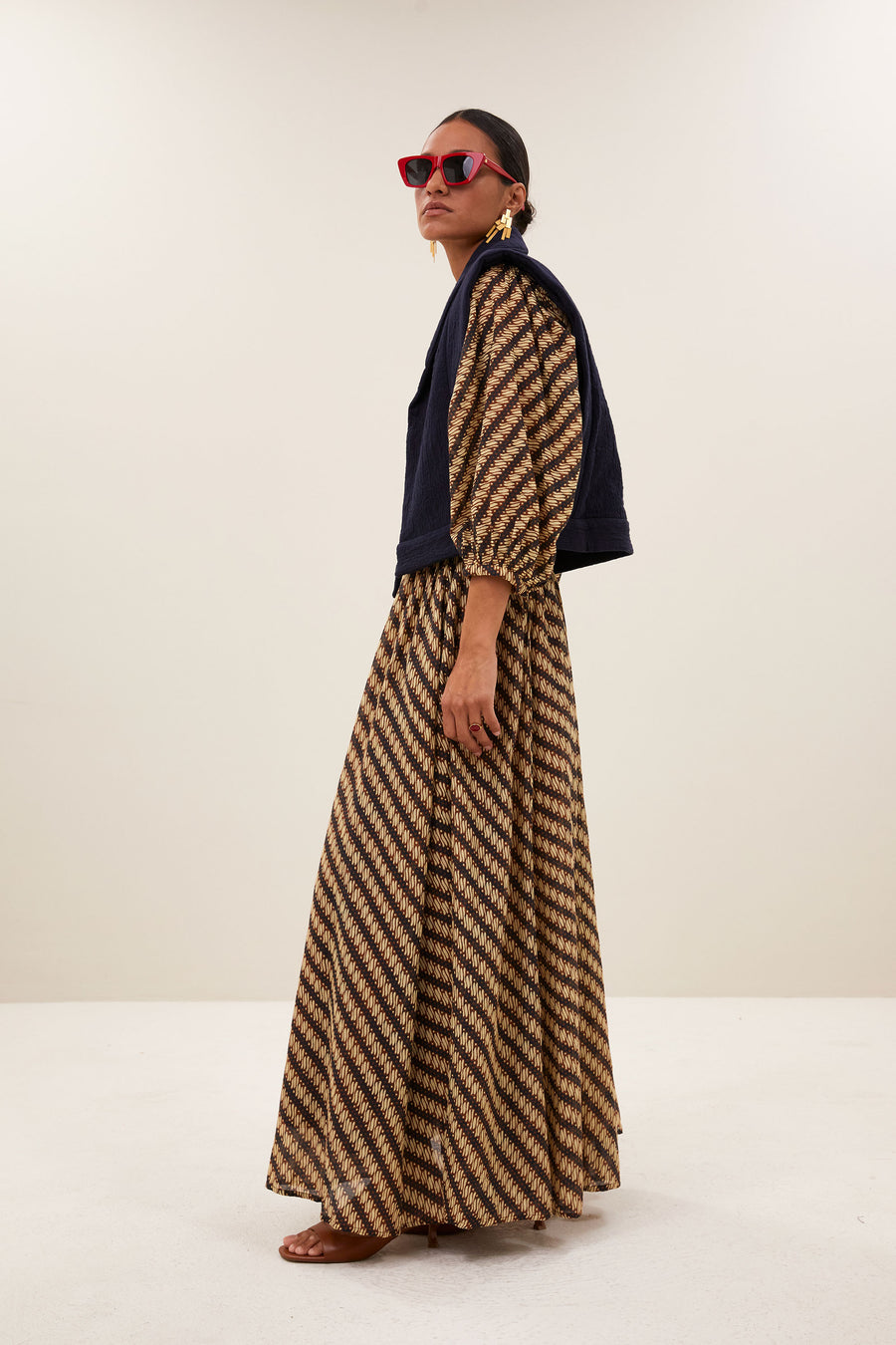 ruby-manilla-skirt-manilla-print-casual fit-losvallende pasvorm-draagbaar als set-by-bar-zijaanzicht