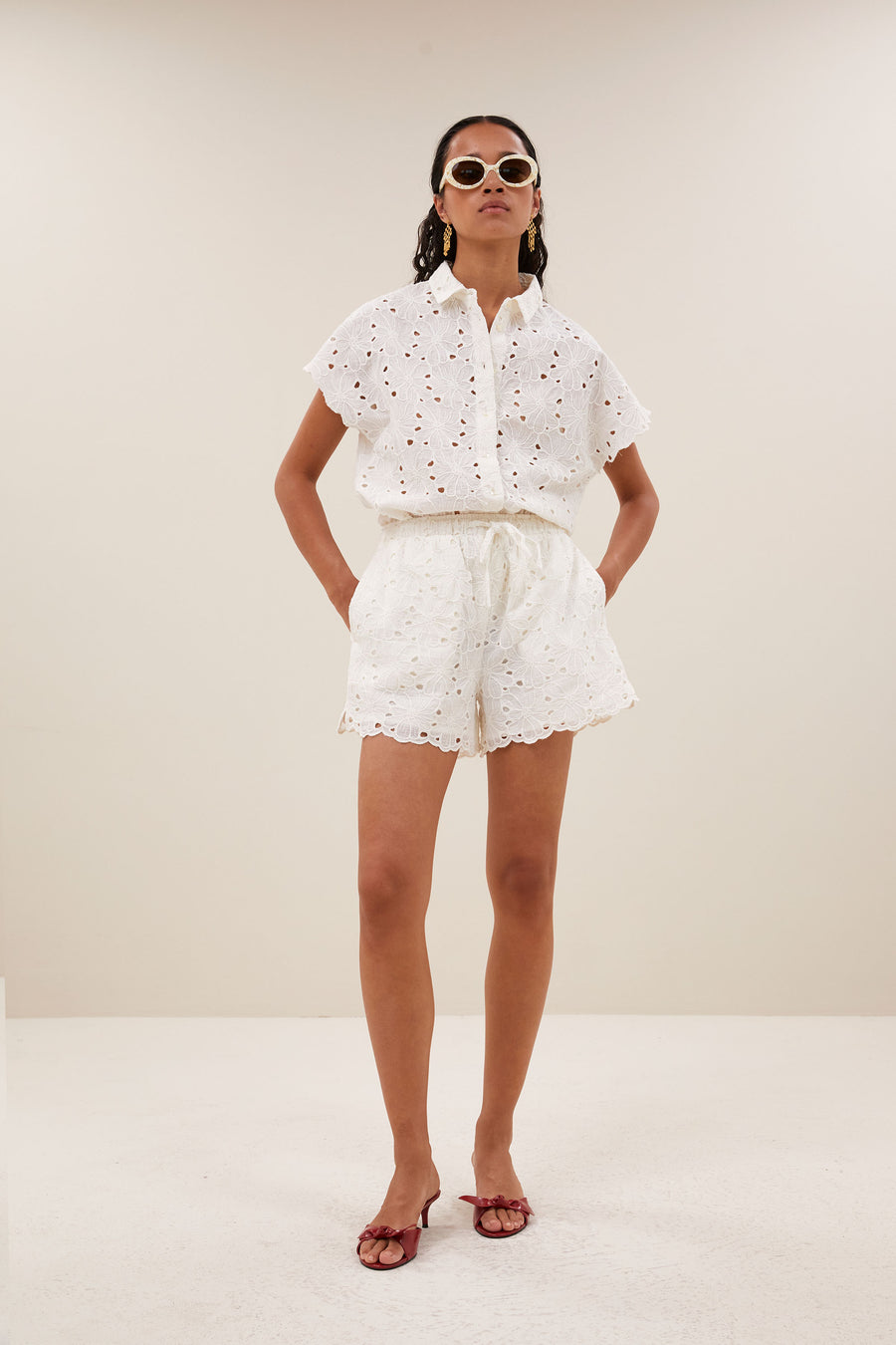 isa-flower-shorts-off-white-elastieken band-embroidery-draagbaar als set-by-bar-vooraanzicht