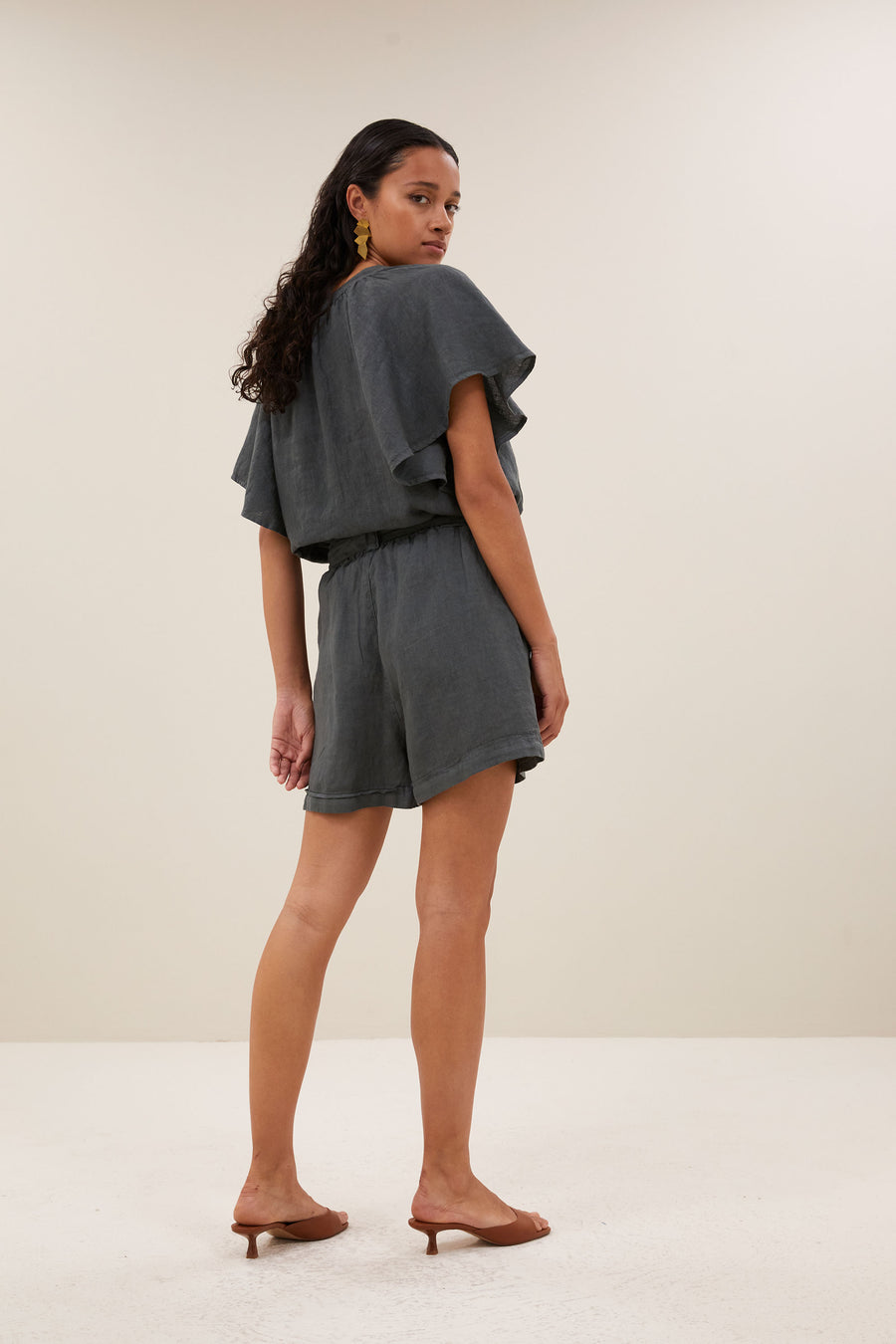 shorts-june linen shorts charcoal sfeerbeeld-by bar-zijaanzicht
