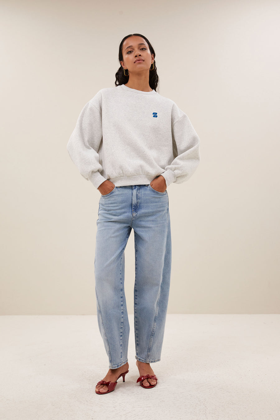 bibi-melange-lucky-everyday-sweater-light-grey-melee-casual fit-verlaagde schoudernaden-statement print-by-bar-aanvullende-foto