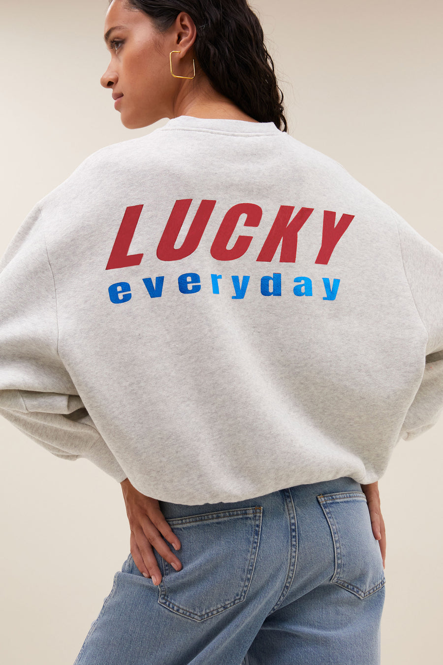 bibi-melange-lucky-everyday-sweater-light-grey-melee-casual fit-verlaagde schoudernaden-statement print-by-bar-sfeerbeeld