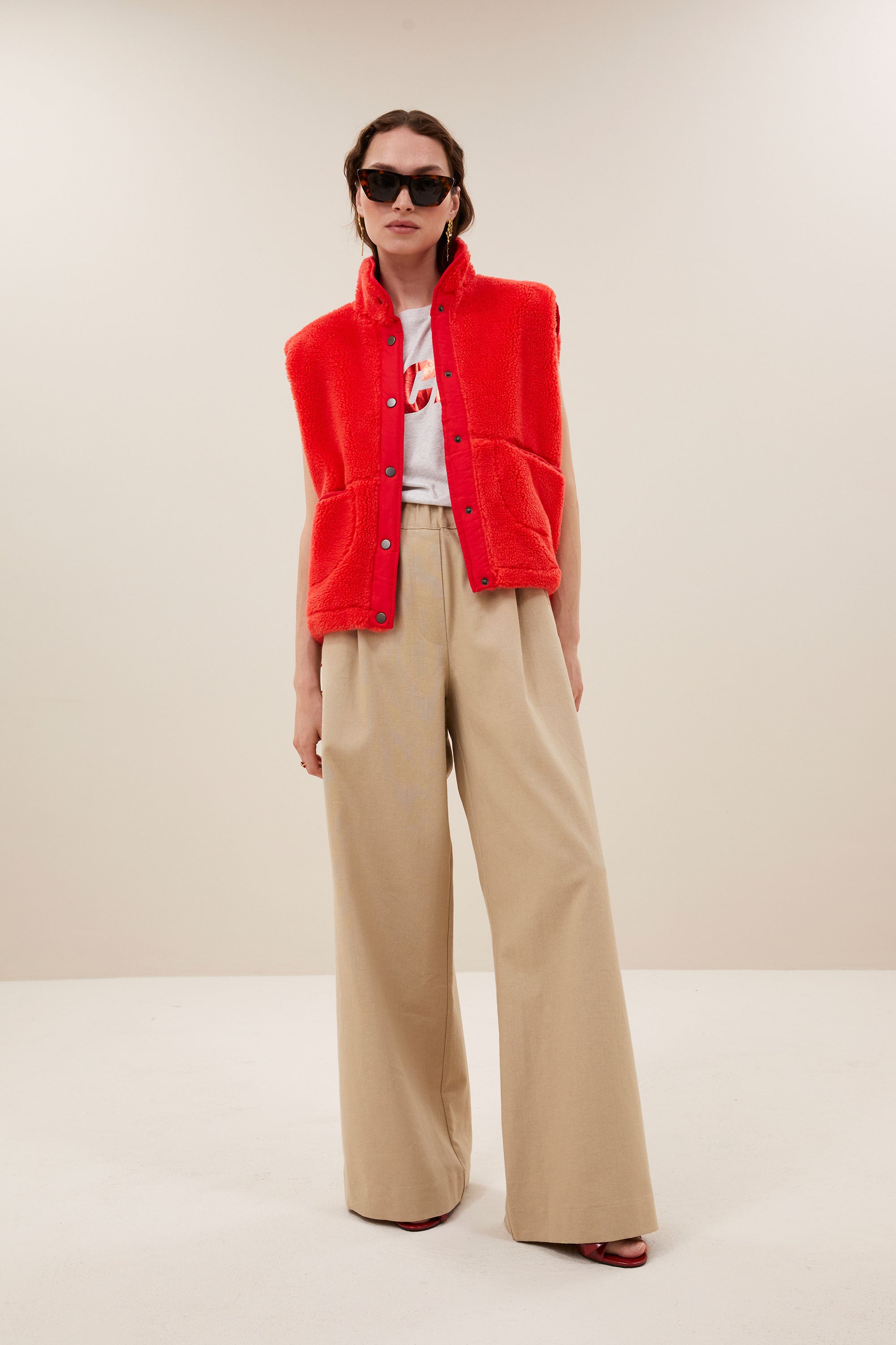 steve sleeveless jacket | poppy red