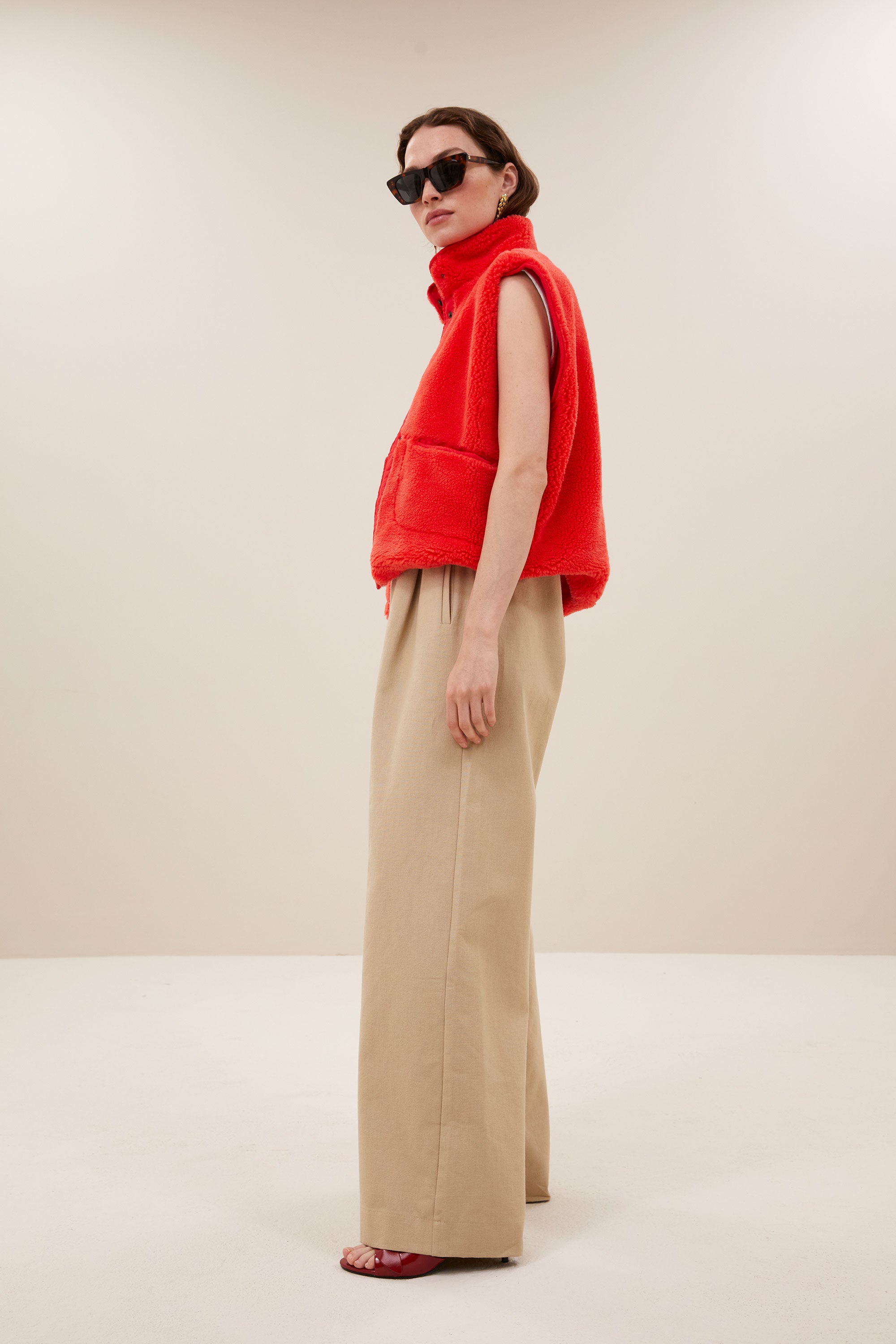 steve sleeveless jacket | poppy red