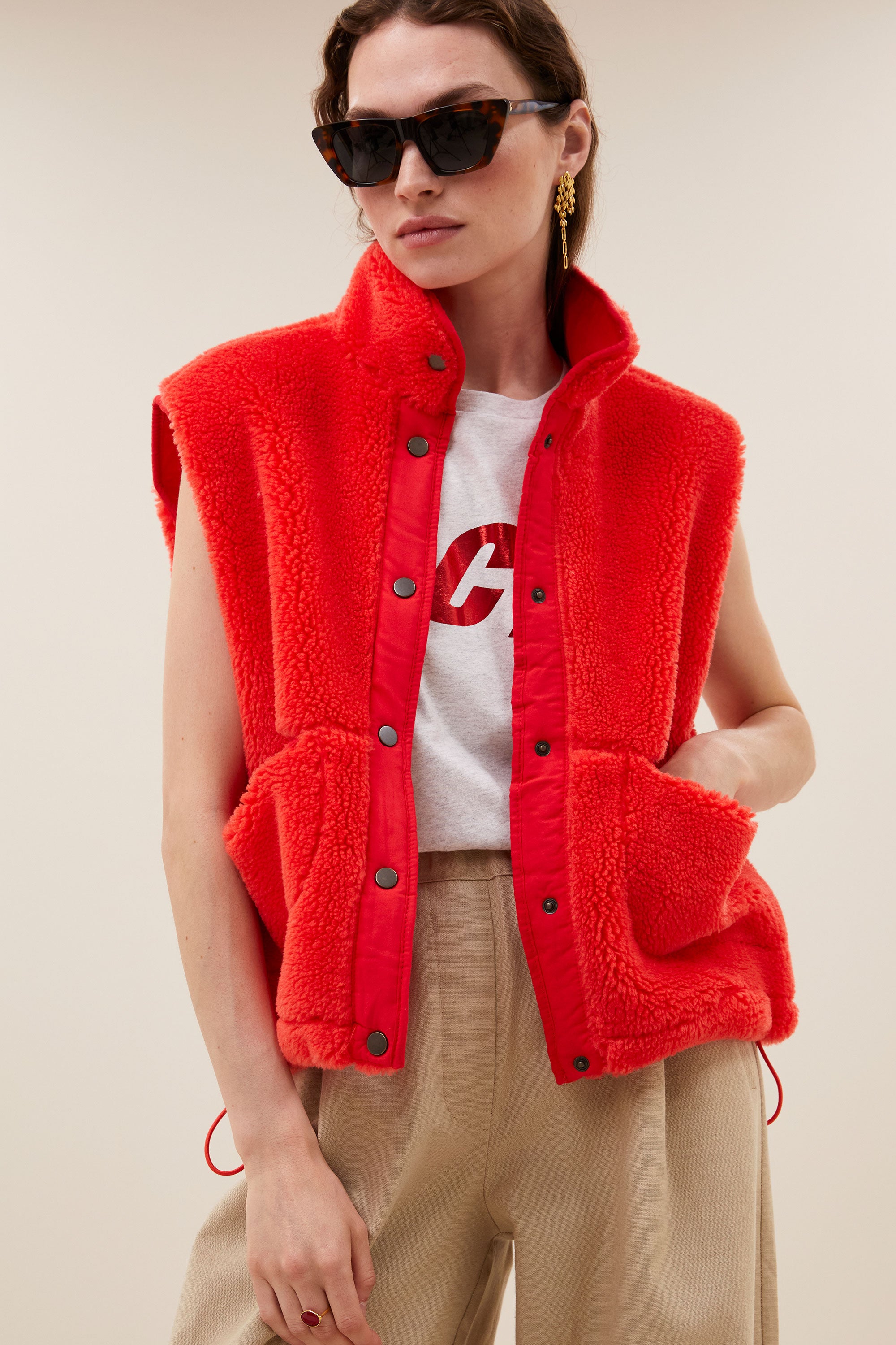steve sleeveless jacket | poppy red