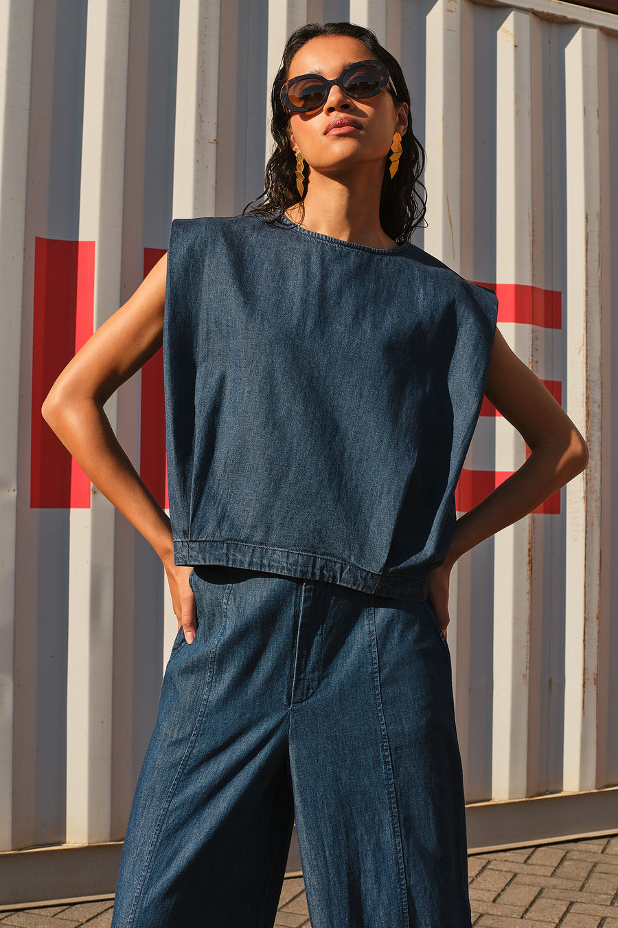 ginza-denim-top-dark-denim-losvallende pasvorm-kleine kapmouw-draagbaar als set-by-bar-sfeerbeeld