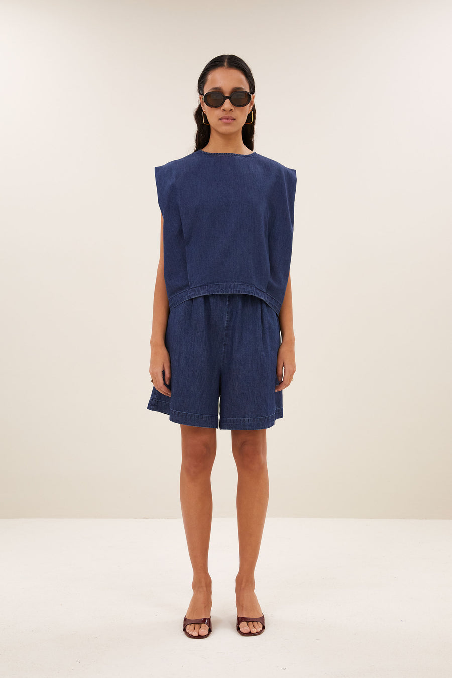 ginza-denim-top-dark-denim-losvallende pasvorm-kleine kapmouw-draagbaar als set-by-bar-vooraanzicht
