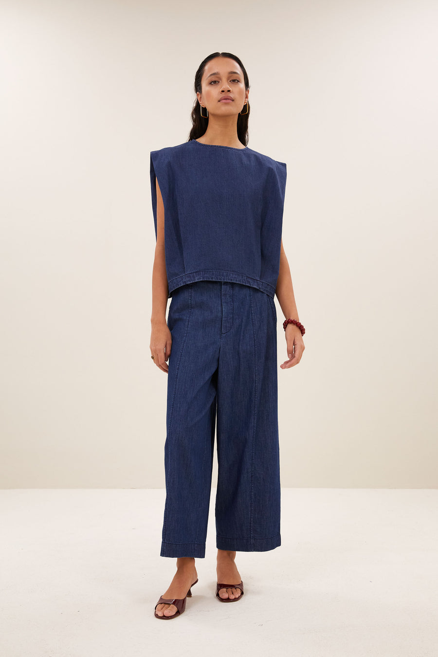 fuji-denim-pants-dark-denim-hoge taille-losvallende pasvorm-draagbaar als set-by-bar-aanvullende-foto