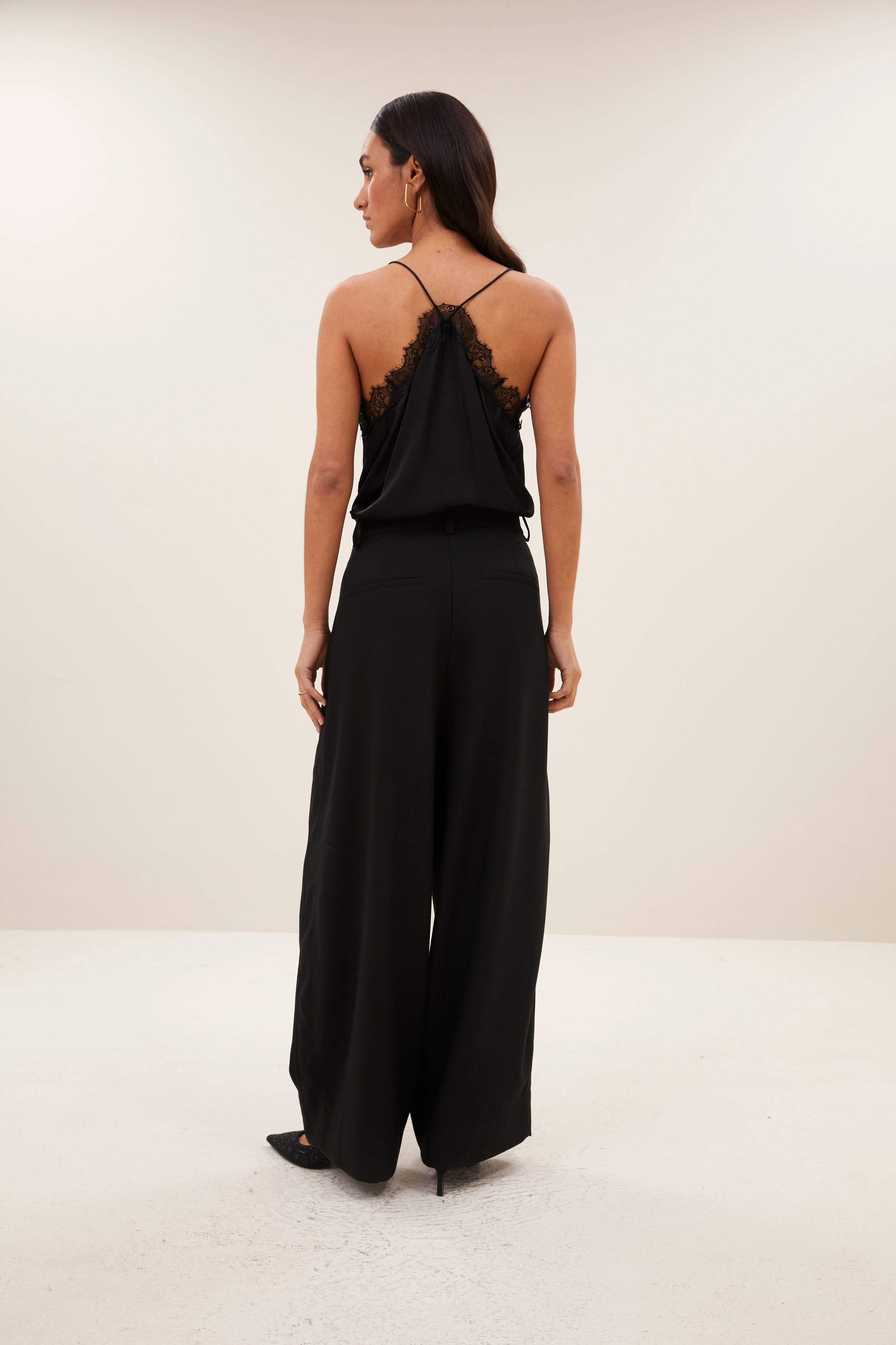 top-pia satin top espresso-by-bar-sfeerbeeld