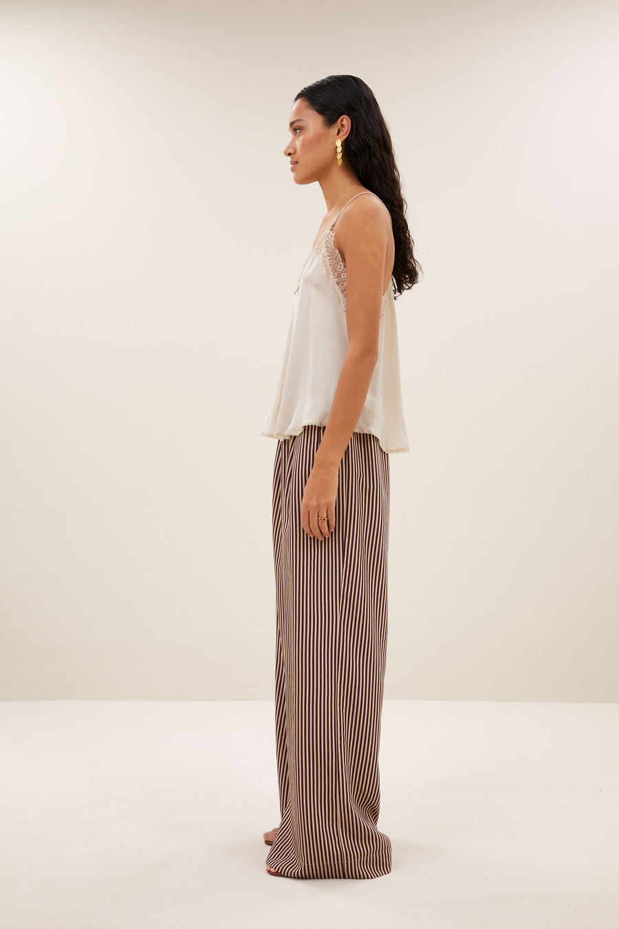 pia-satin-top-chalk-comfortabele draagervaring-must-have essential-v-halslijn-by-bar-zijaanzicht