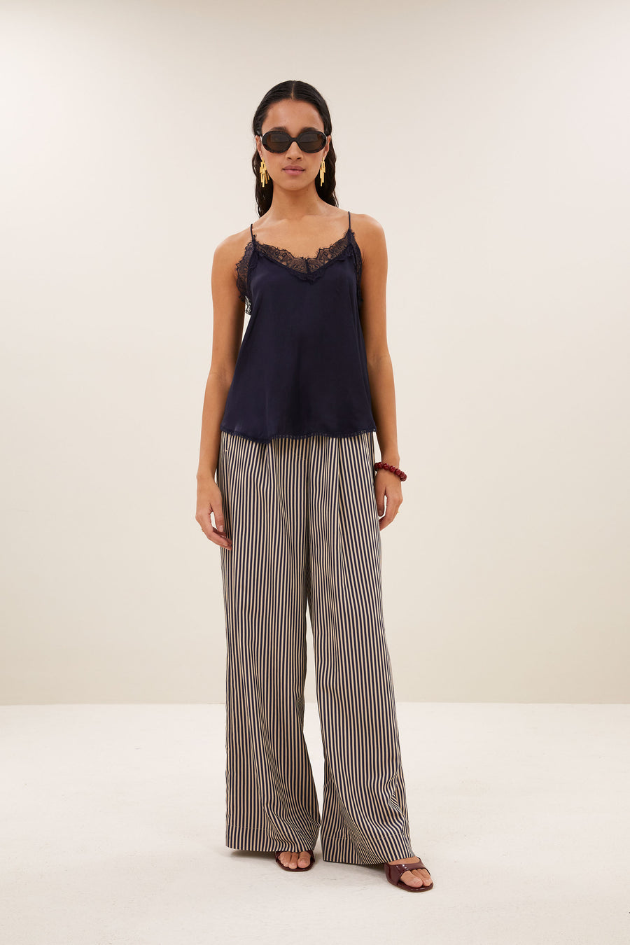 pia-satin-top-captain-blue-comfortabele draagervaring-must-have essential-v-halslijn-by-bar-vooraanzicht