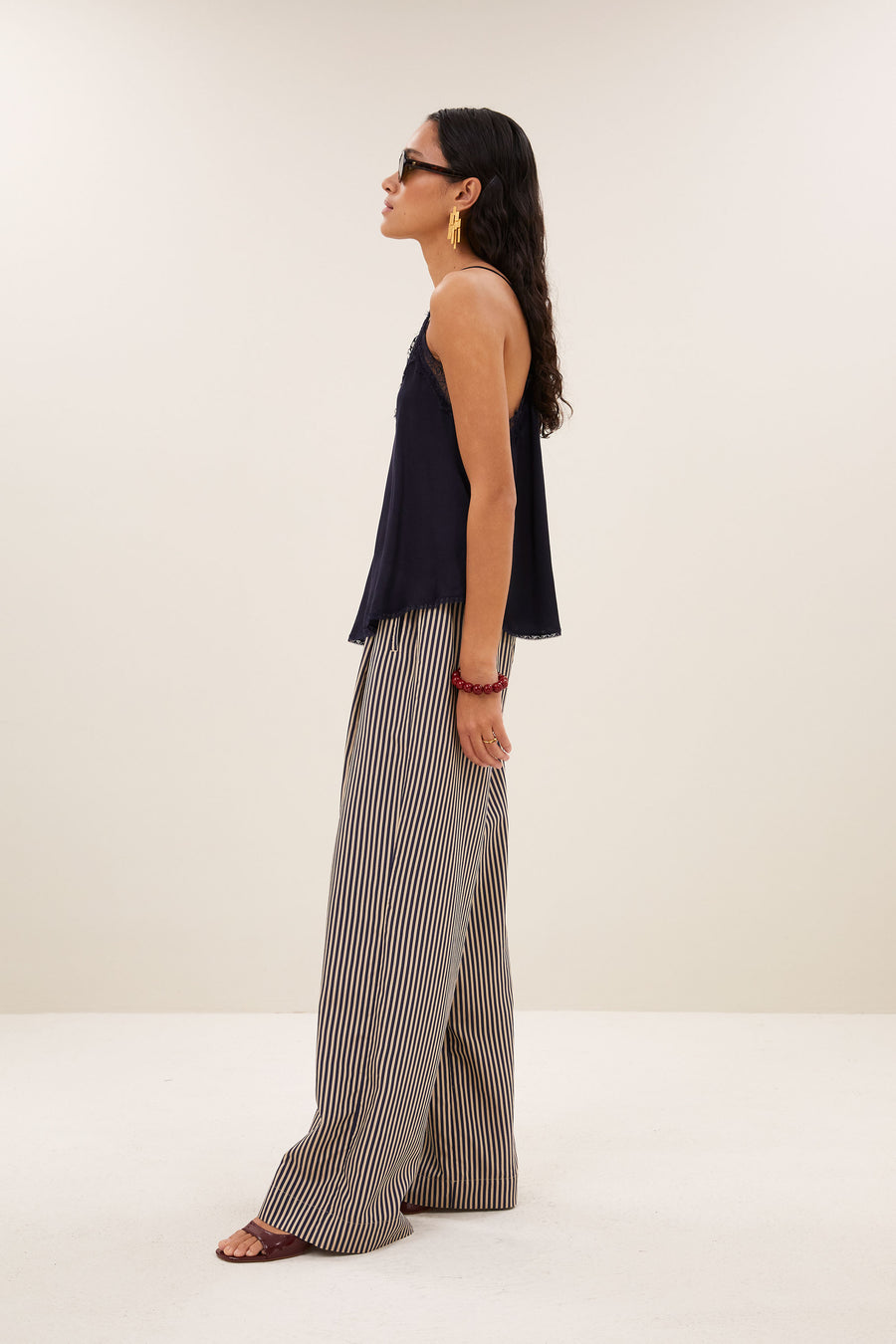 pia-satin-top-captain-blue-comfortabele draagervaring-must-have essential-v-halslijn-by-bar-zijaanzicht