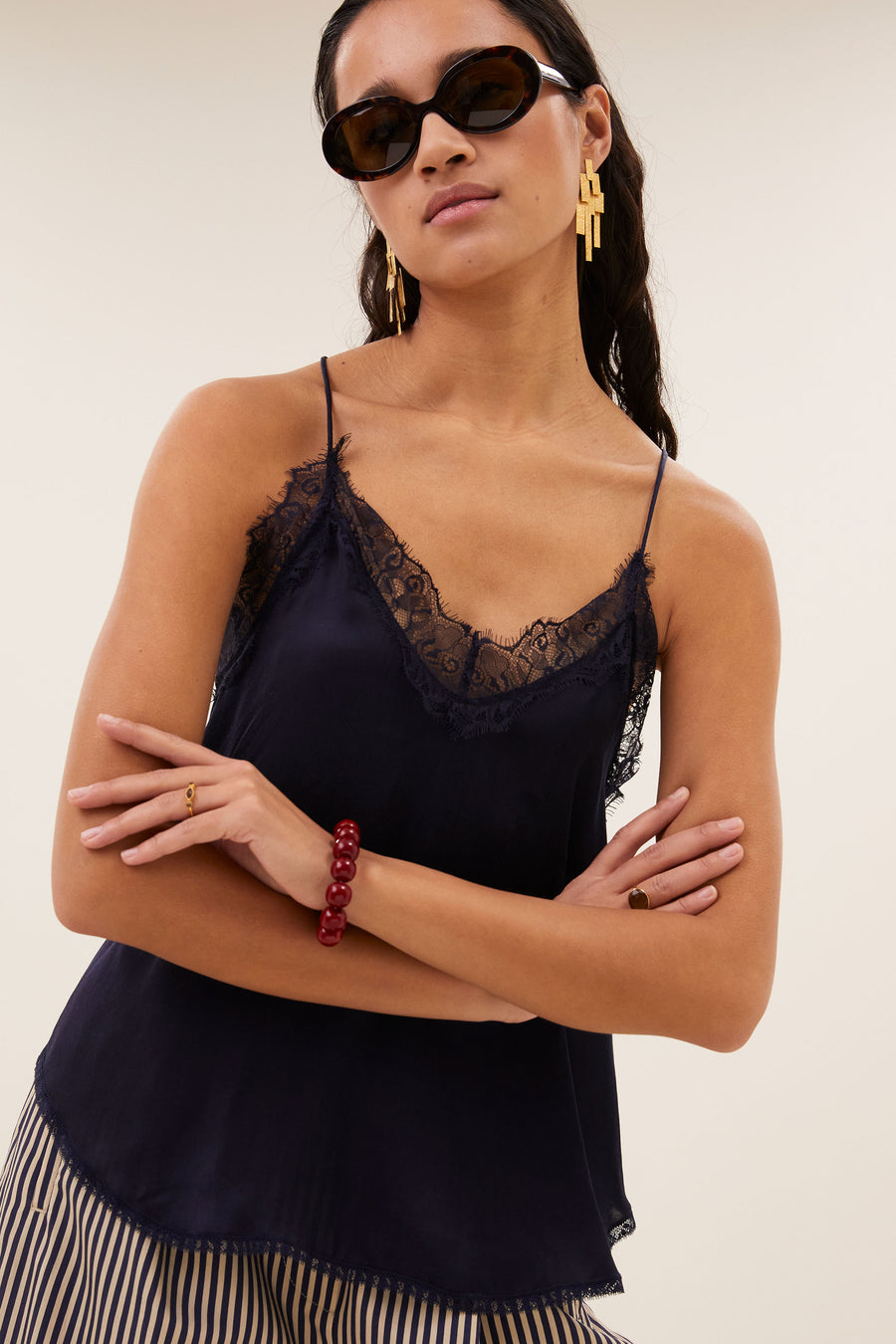 pia-satin-top-captain-blue-comfortabele draagervaring-must-have essential-v-halslijn-by-bar-detail