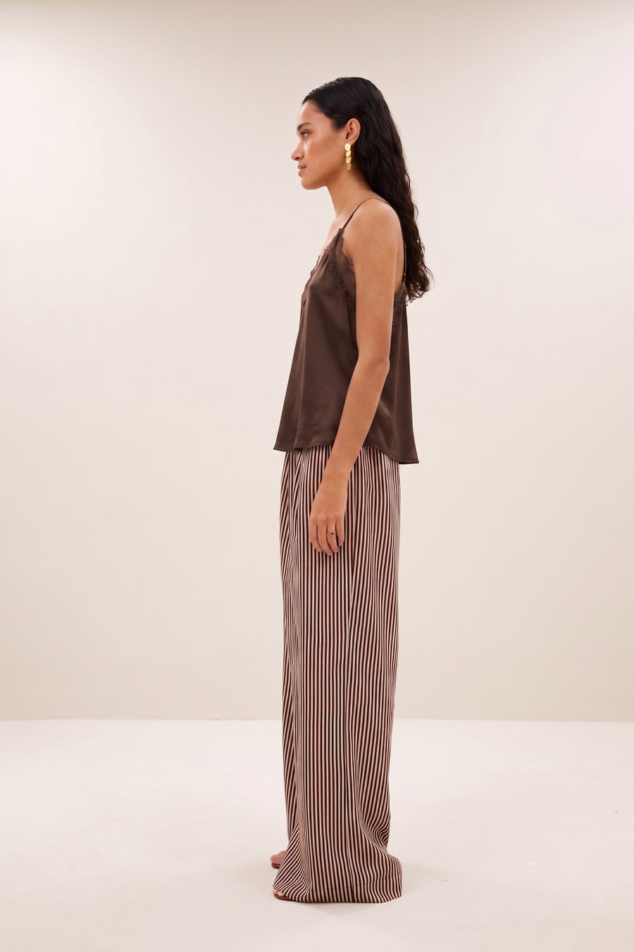 pia-satin-top-espresso-comfortabele draagervaring-must-have essential-v-halslijn-by-bar-zijaanzicht