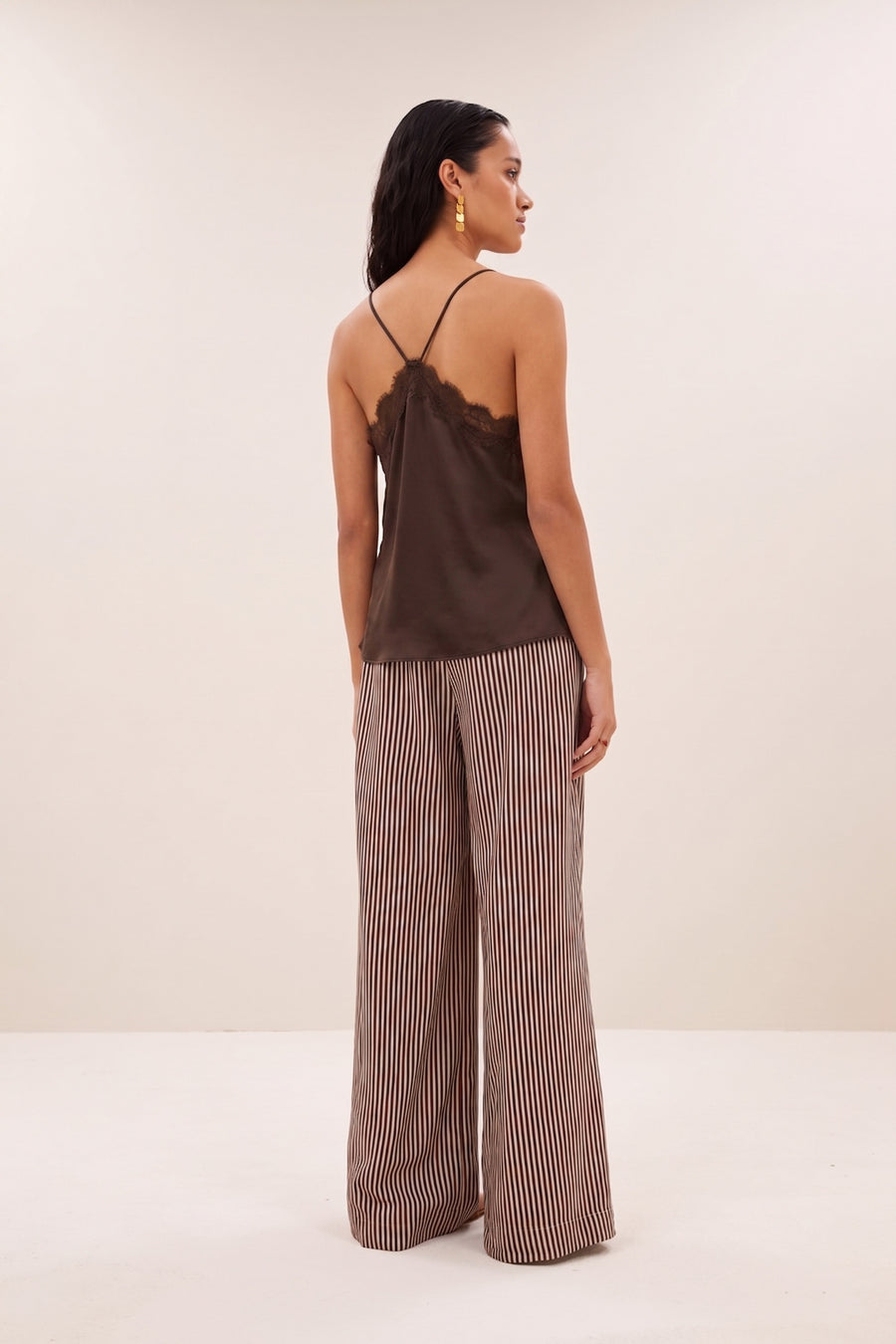 pia-satin-top-espresso-comfortabele draagervaring-must-have essential-v-halslijn-by-bar-achteraanzicht