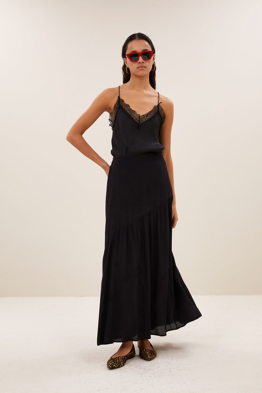 pia-satin-top-black-comfortabele draagervaring-must-have essential-v-halslijn-by-bar-sfeerbeeld