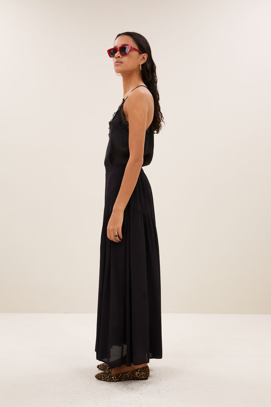 pia-satin-top-black-comfortabele draagervaring-must-have essential-v-halslijn-by-bar-zijaanzicht