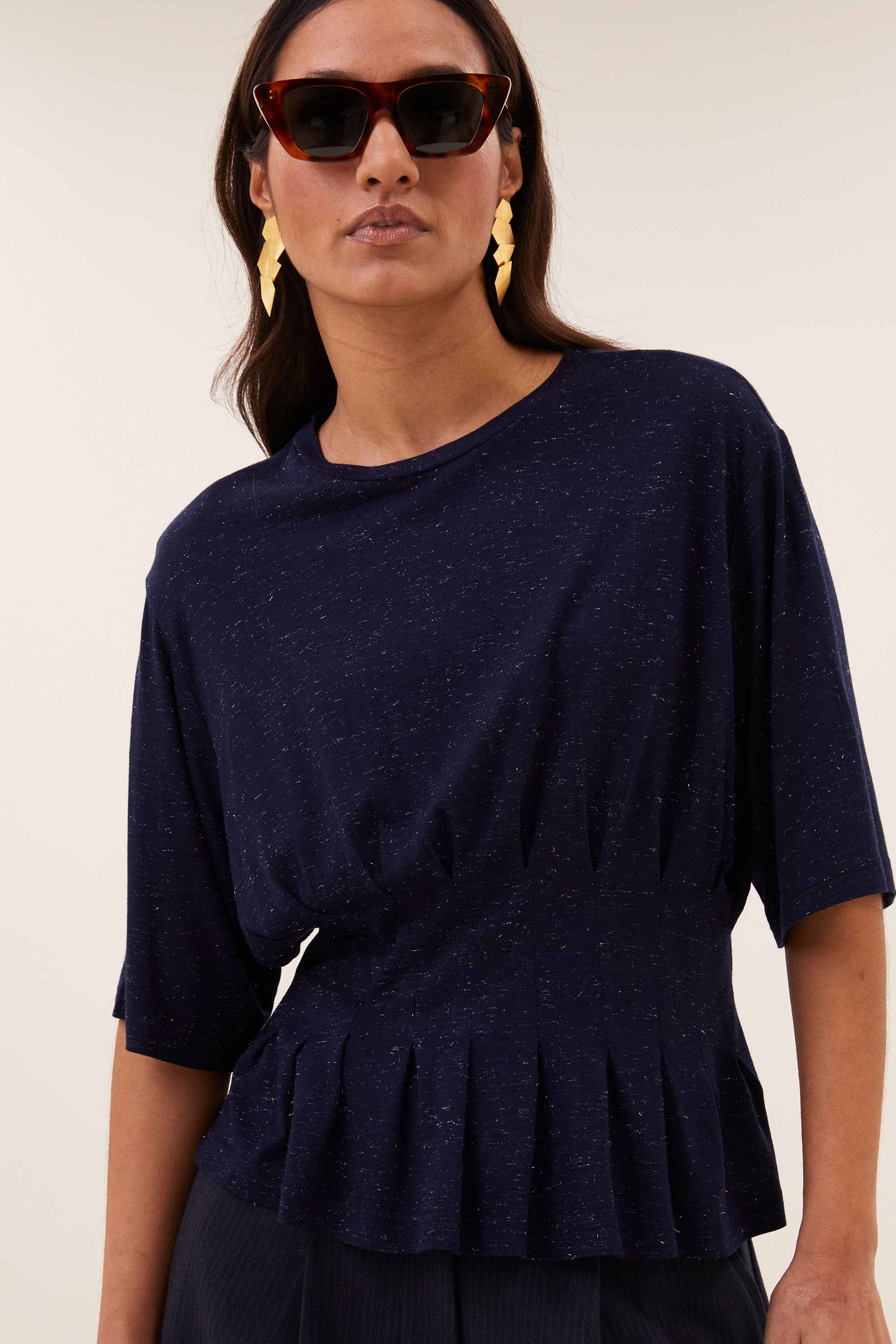 diva-sparkle-top-night-sky-aansluitende fit-elastieken band-ronde halslijn-by-bar-sfeerbeeld