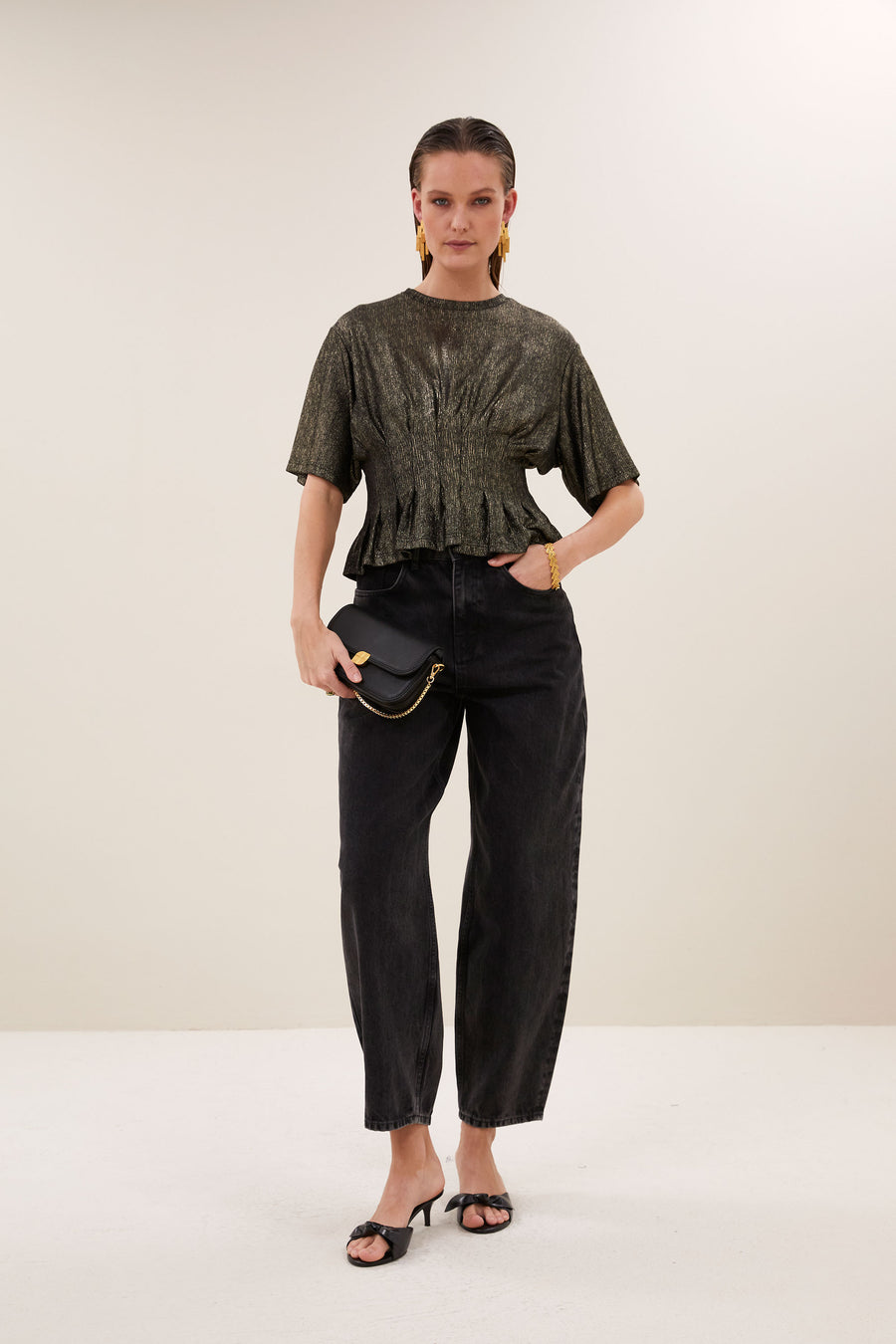diva-metallic-top-metallic-gold-aansluitende fit-elastisch smok detail-ronde halslijn-by-bar-vooraanzicht