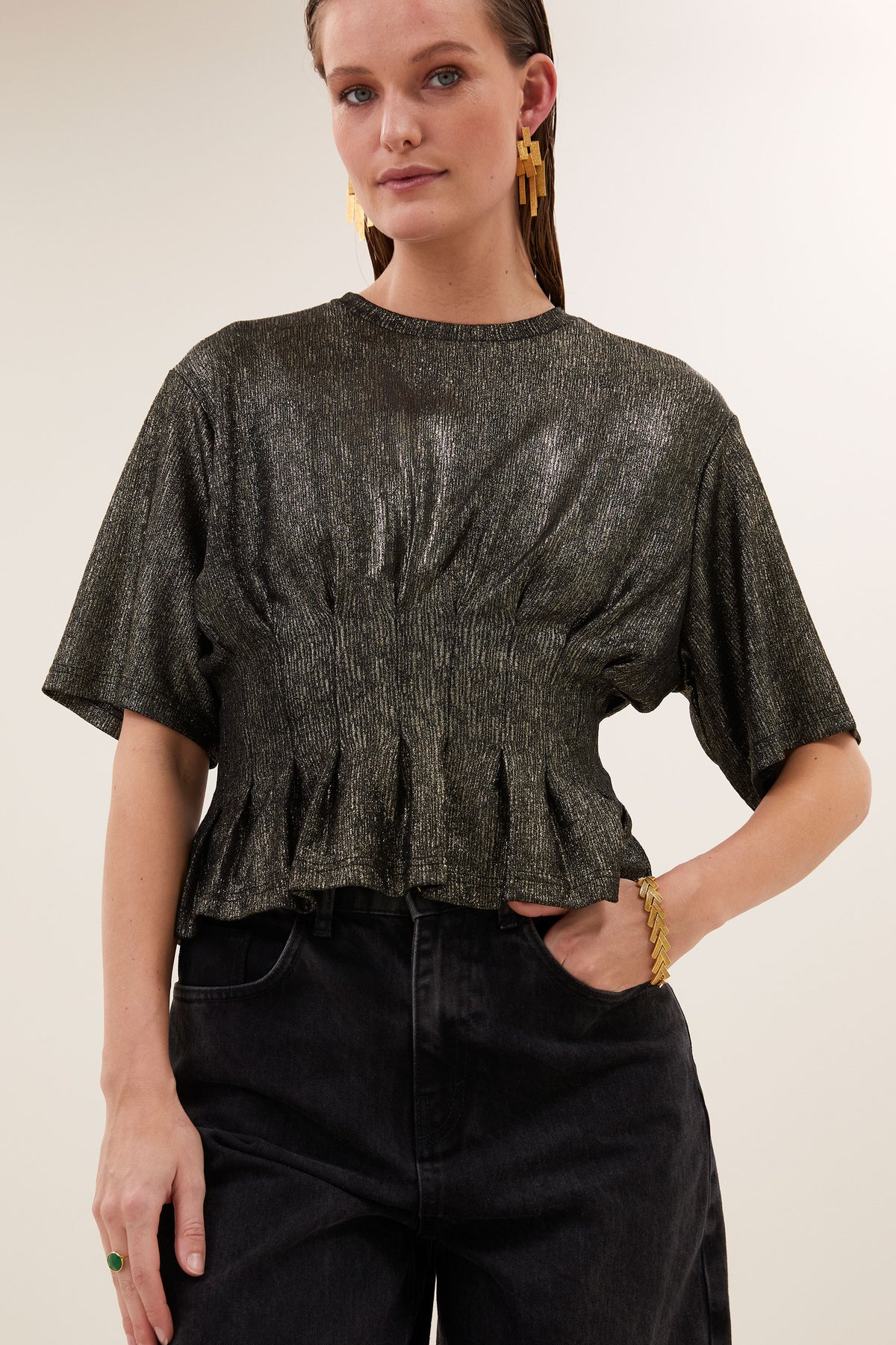 diva-metallic-top-metallic-gold-aansluitende fit-elastisch smok detail-ronde halslijn-by-bar-sfeerbeeld