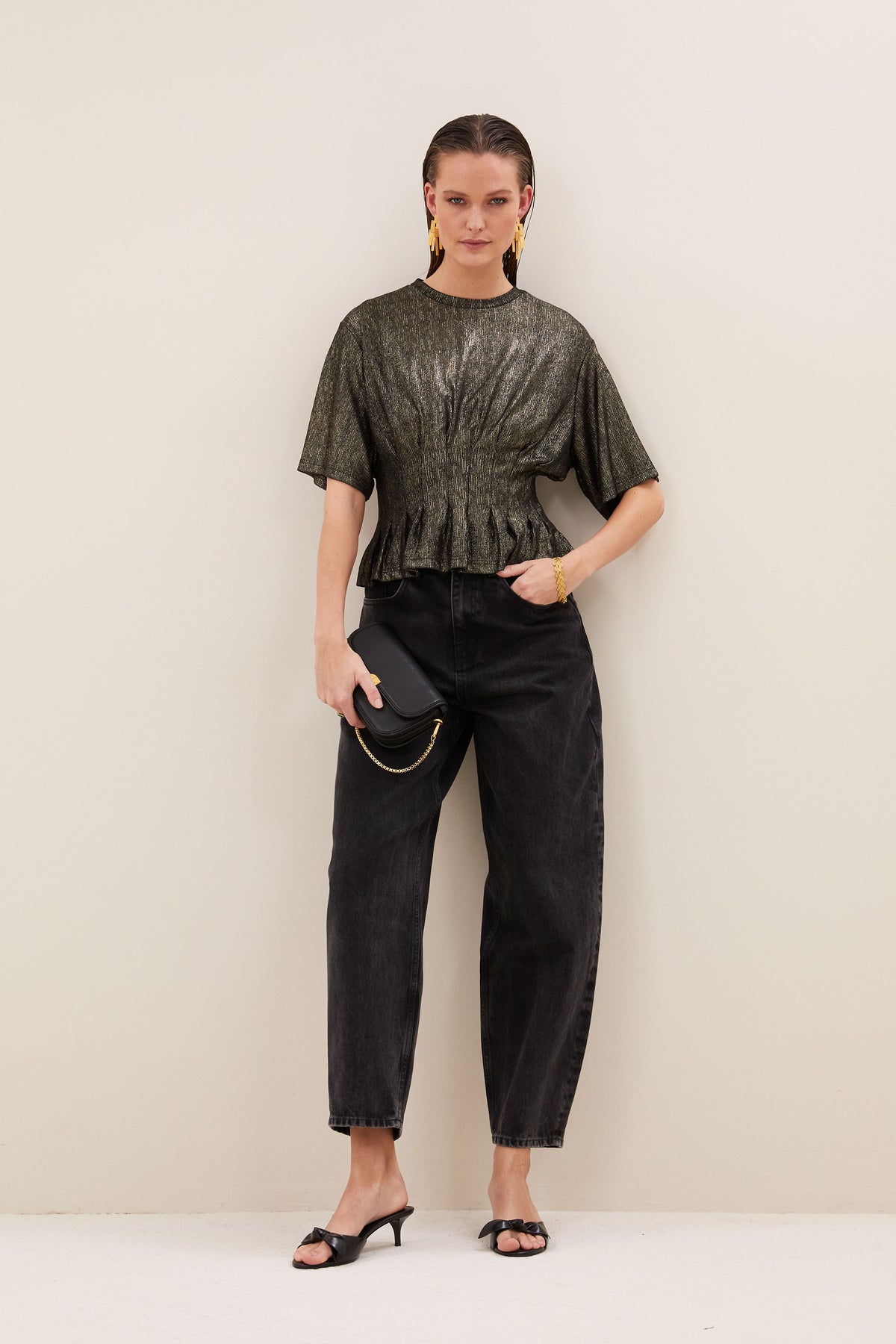 diva-metallic-top-metallic-gold-aansluitende fit-elastisch smok detail-ronde halslijn-by-bar-achteraanzicht