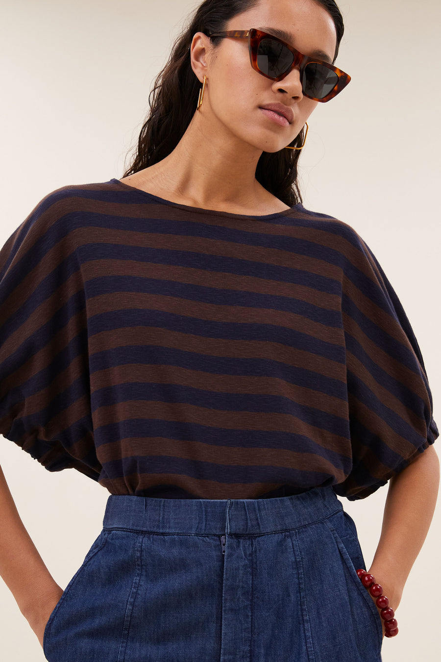 merle-big-stripe-top-coffee-bean-vleermuis mouw-losvallende pasvorm-biologisch katoen-by-bar-detail