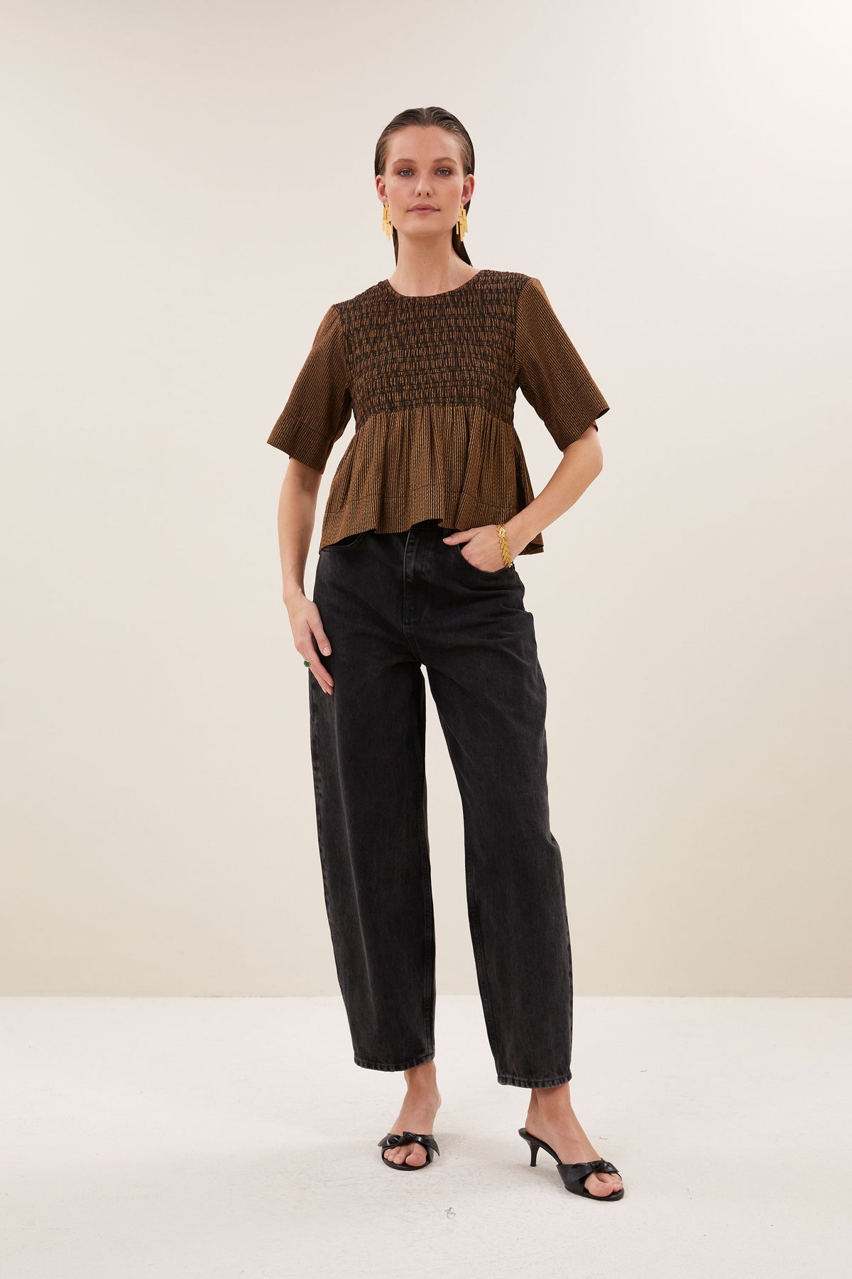 runa-festive-top-gold-casual fit-normale pasvorm-ronde halslijn-by-bar-sfeerbeeld