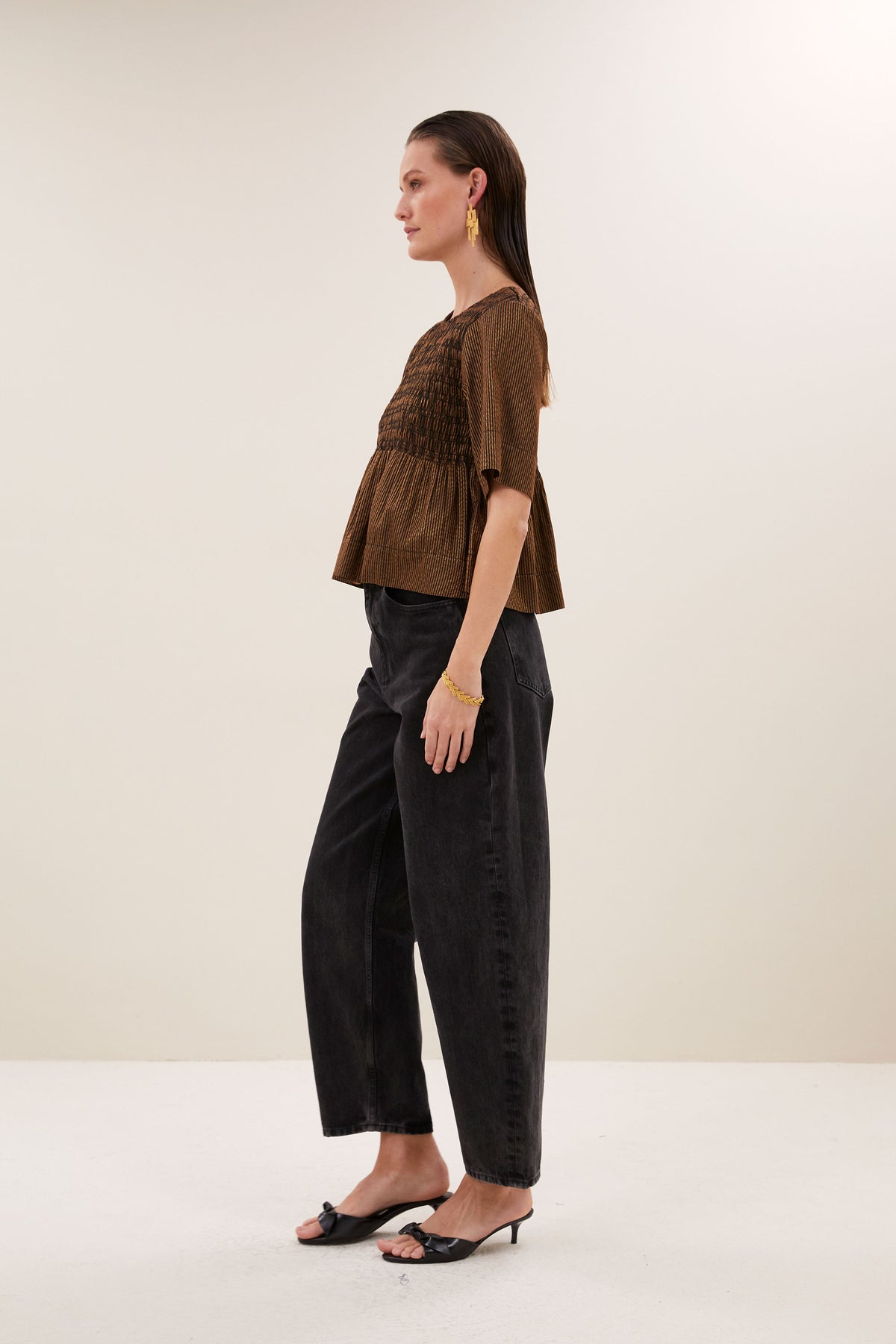 runa-festive-top-gold-casual fit-normale pasvorm-ronde halslijn-by-bar-vooraanzicht