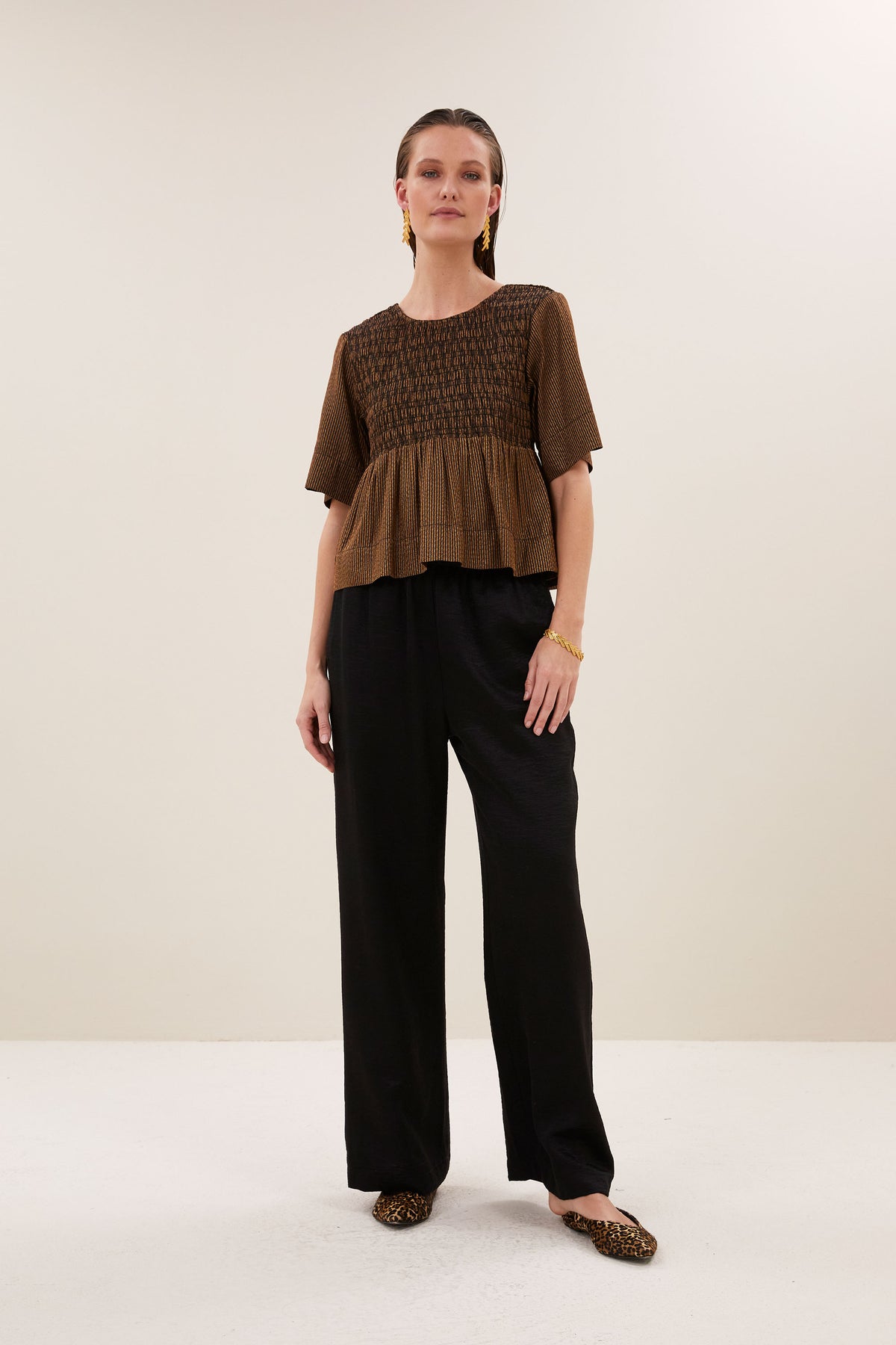 runa-festive-top-gold-casual fit-normale pasvorm-ronde halslijn-by-bar-achteraanzicht