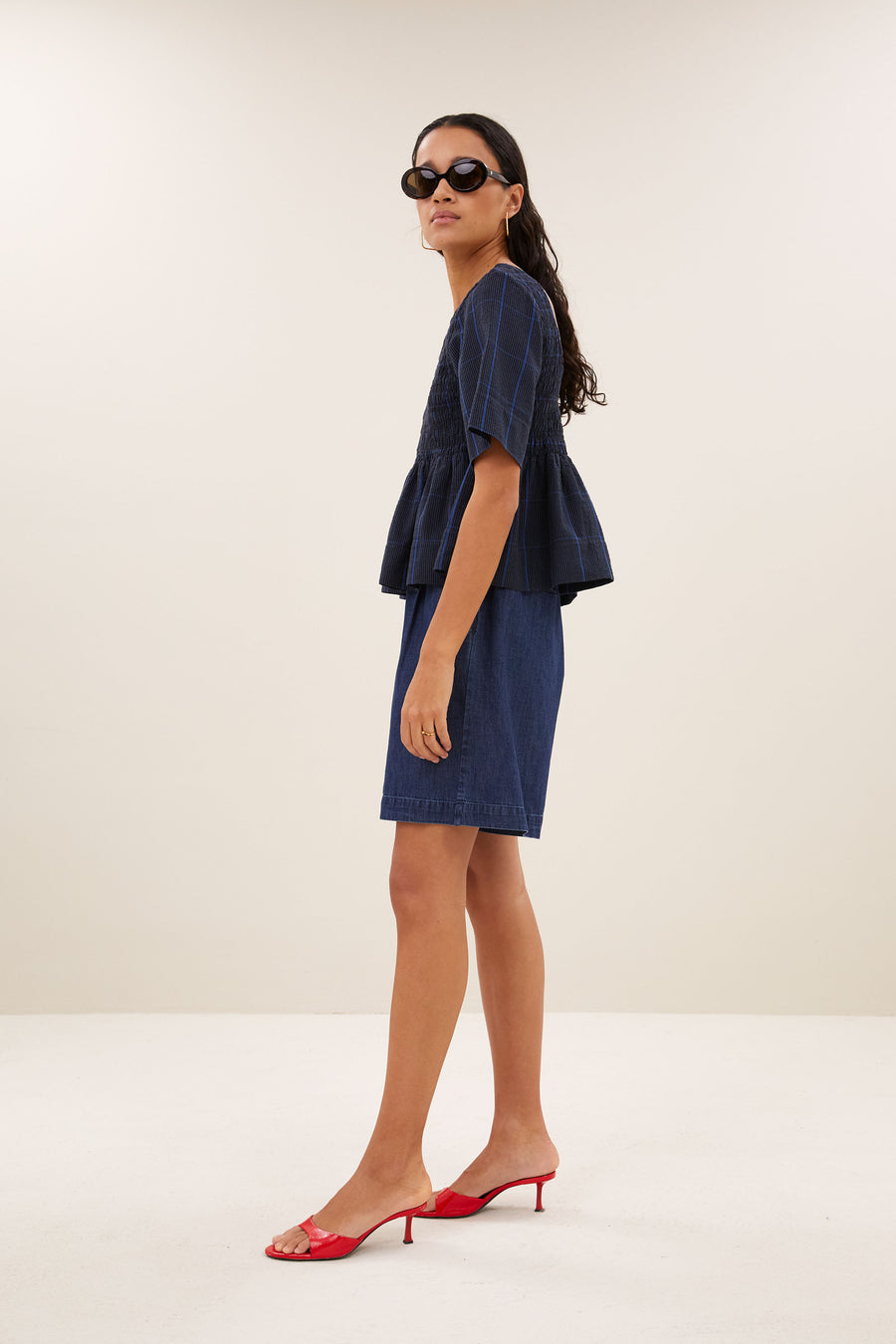 runa-check-top-blue-checks-aansluitende fit-must-have essential-ronde halslijn-by-bar-zijaanzicht
